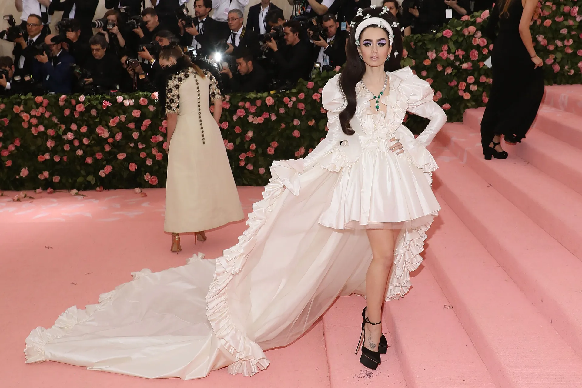 Lily Collins w sukni Giambattista Valli, 2019 