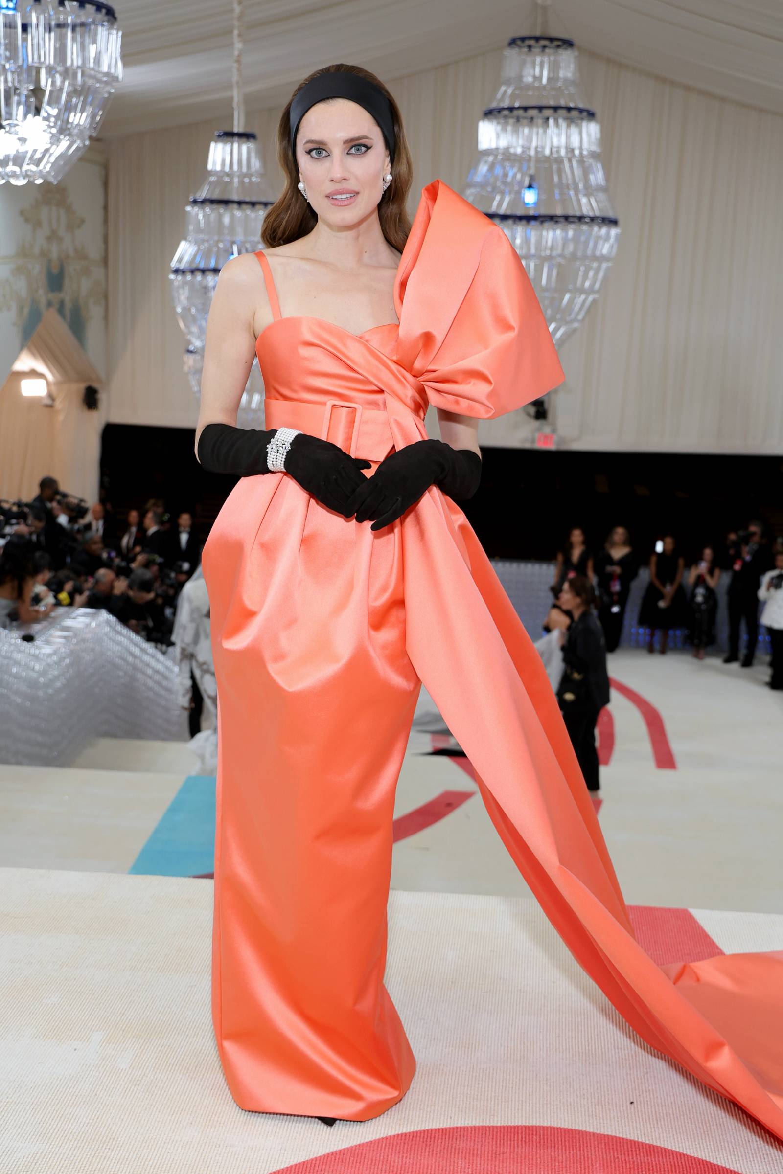 Allison Williams w sukni zaprojektowanej przez Karla Lagerfelda, wówczas dyrektora kreatywnego Patou, którą odtworzył Guillaume Henry