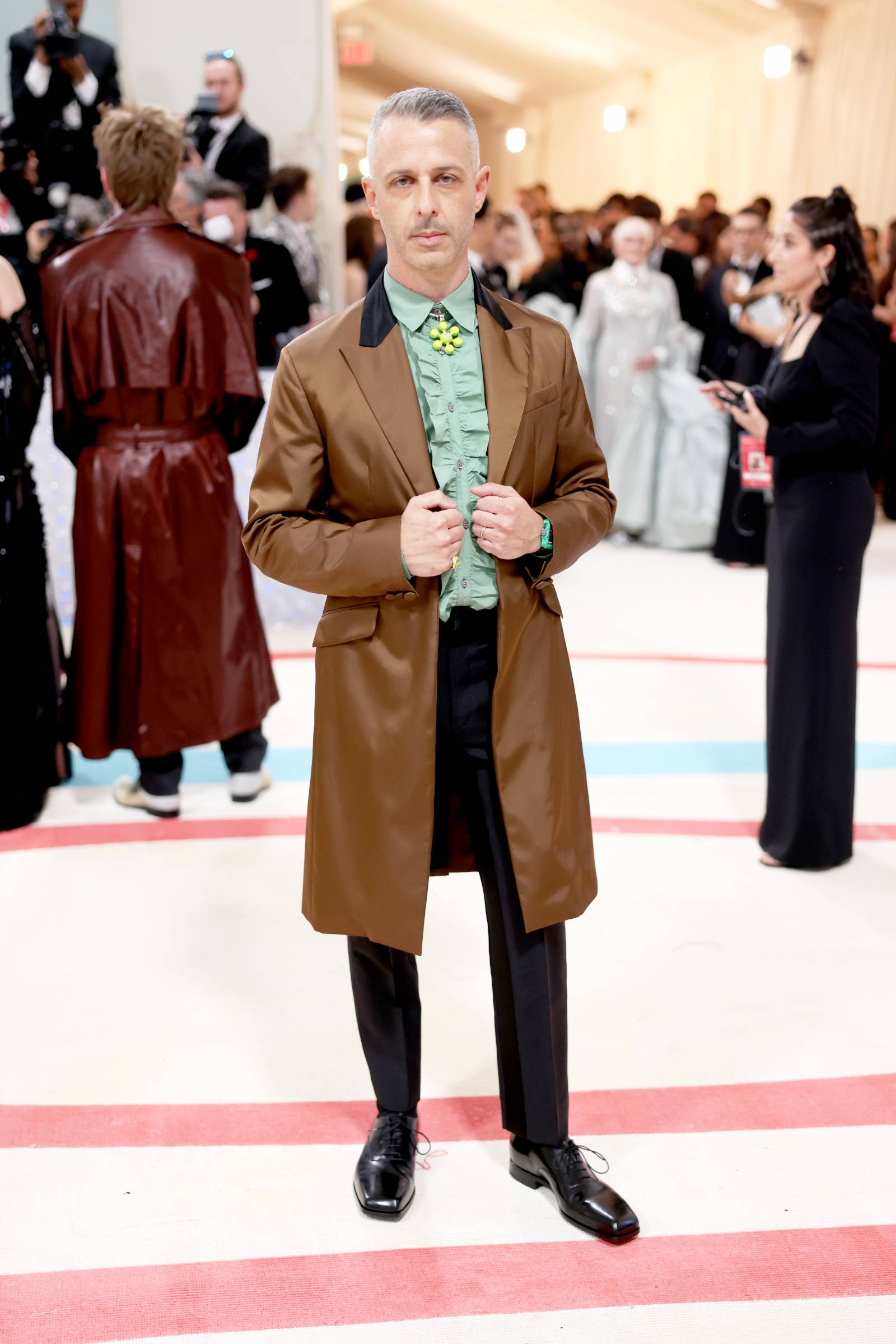 Jeremy Strong w stylizacji Prada