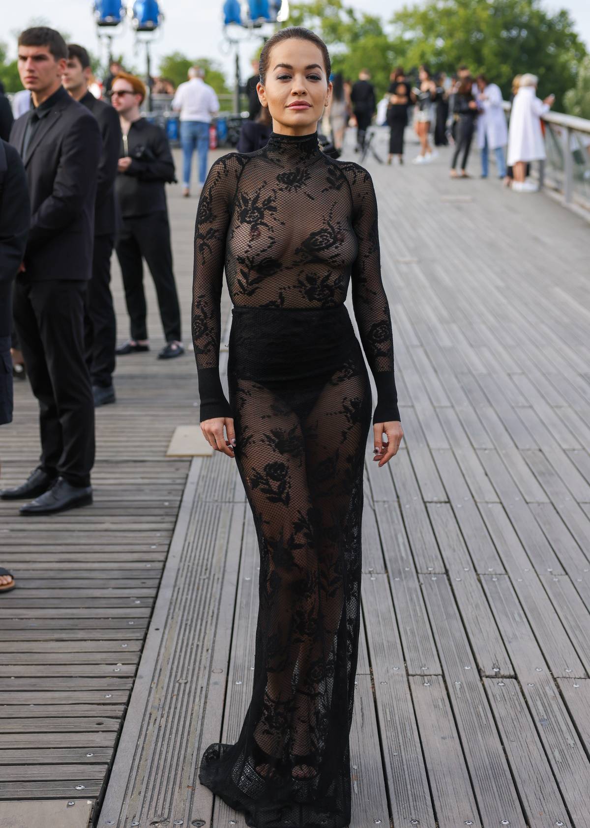 Rita Ora w naked dress na pokazie Alaïa w Paryżu