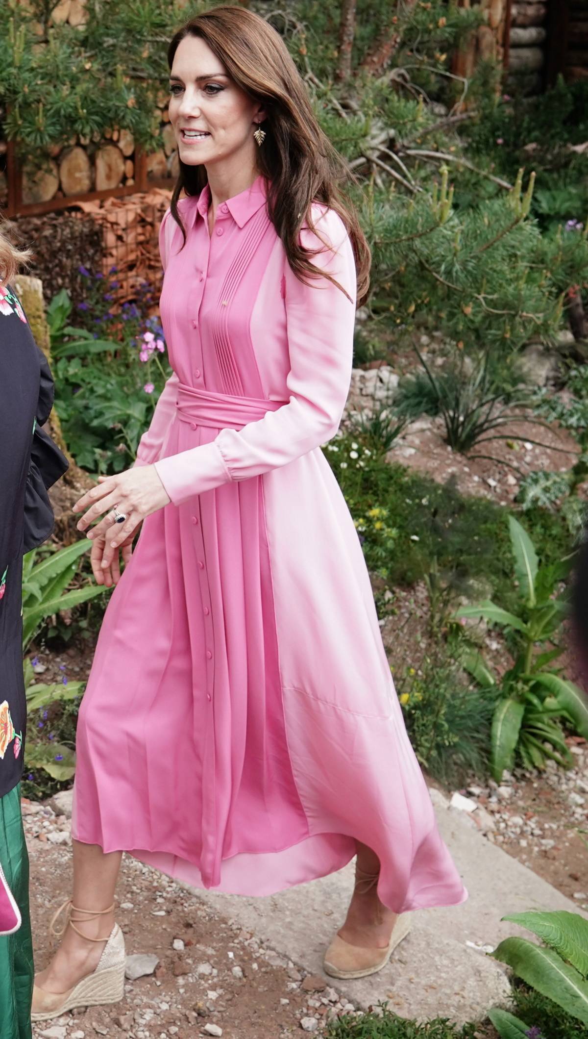 Księżna Kate w beżowych wiązanych espadrylach na koturnie i różowej plisowanej sukience 