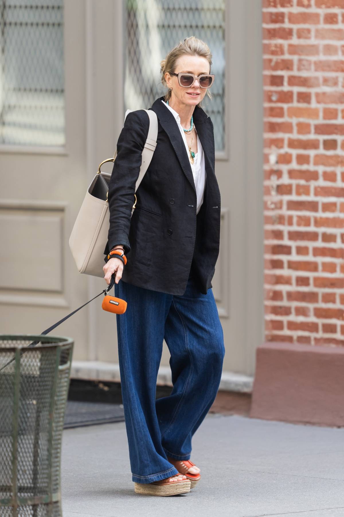 Naomi Watts w espadrylach na plecionej podeszwie, które założyła do ciemnych dżinsów z prostymi nogawkami, koszuli i czarnej marynarki