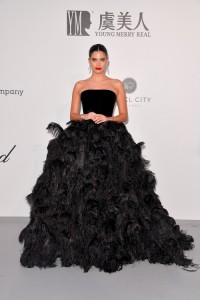 Sara Sampaio w kreacji Armani, Fot. Getty Images