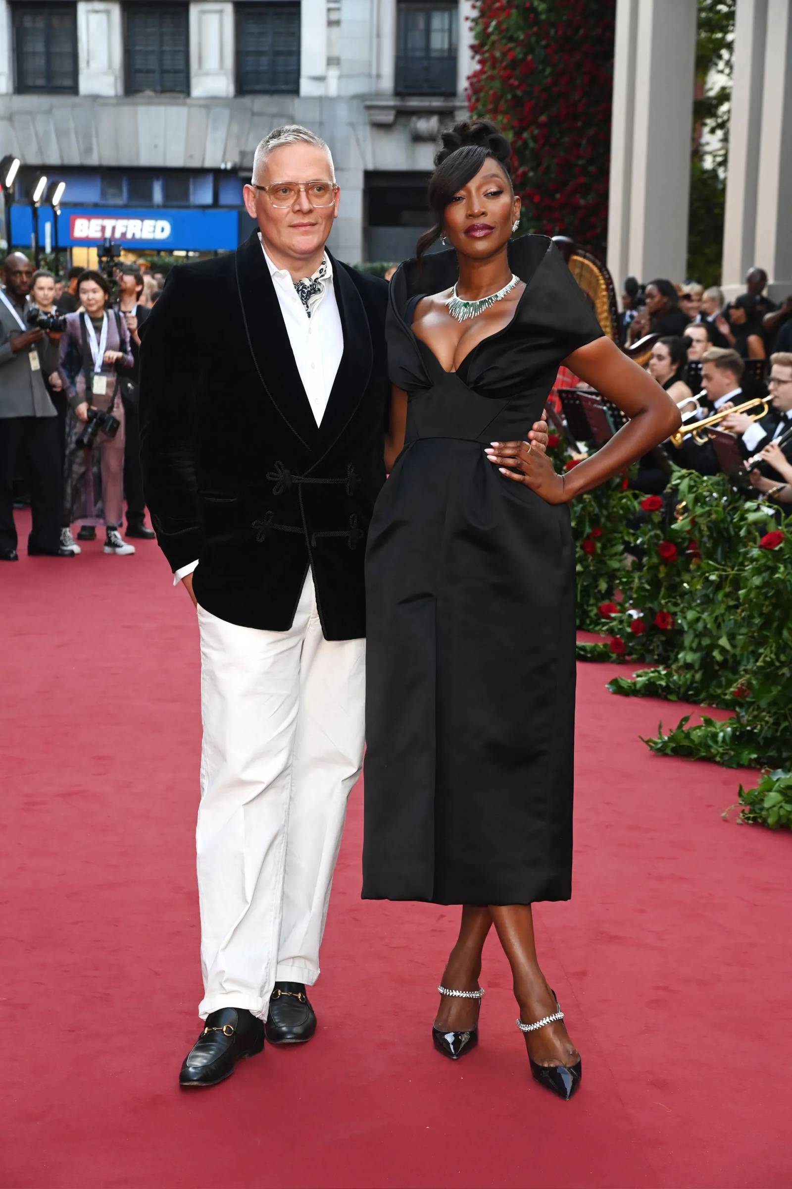 Giles Deacon i Vanessa Kingori