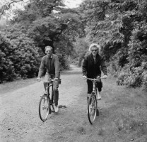 Marilyn Monroe i Arthur Miller podczas przejażdżki rowerowej, 1956 rok, Fot.  Harold Clements / Stringer / Getty Images