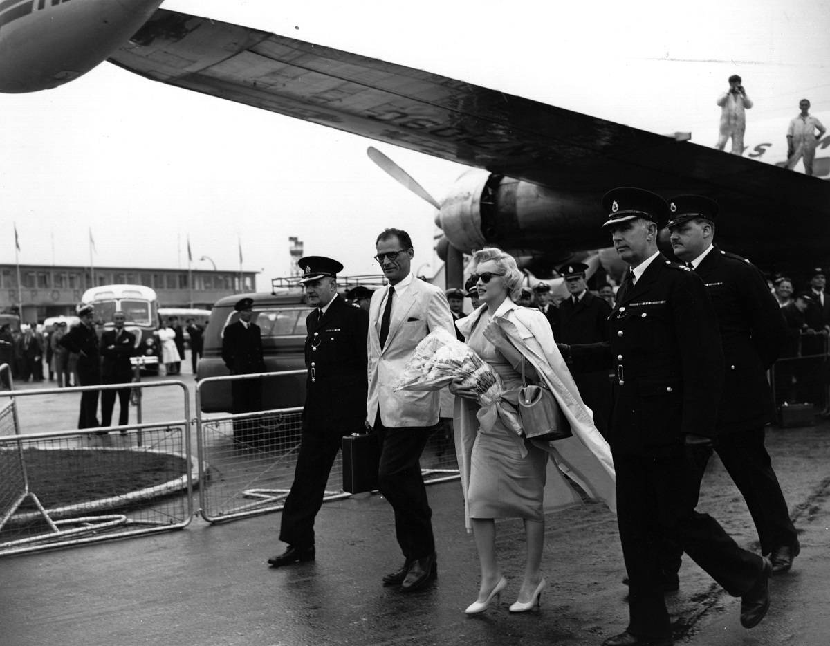 Z mężem, Arthurem Millerem na lotnisku w Londynie, 1956 rok, Fot.  Keystone / Getty Images