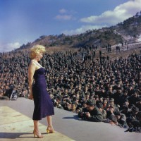 Podczas występu dla amerykańskich wojsk w Korei, 1954 rok, Fot.  Bettmann / Getty Images