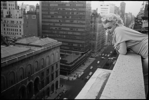 Na dachu hotelu Ambassador w 1955 roku, Fot. Ed Feingersh/Michael Ochs Archives/Getty Images