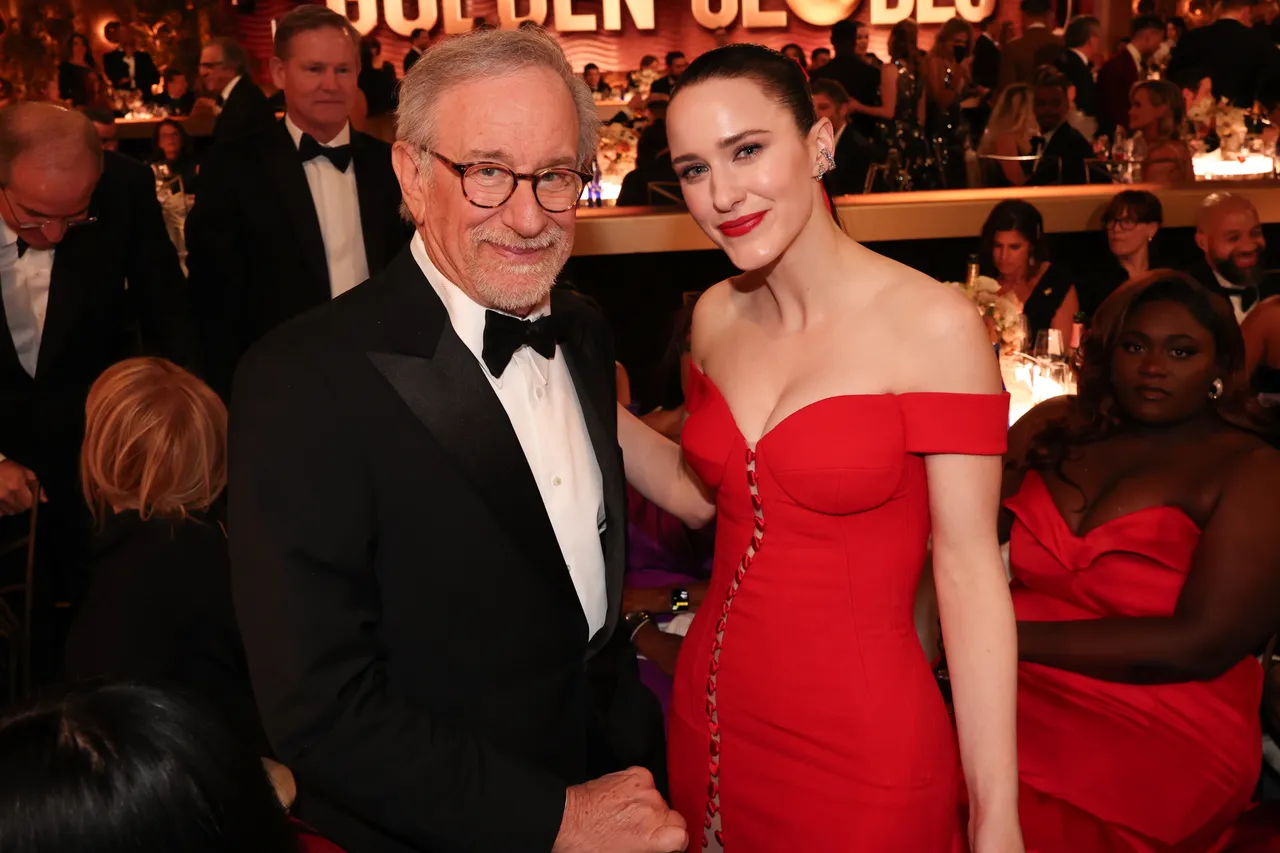 Steven Spielberg i Rachel Brosnahan