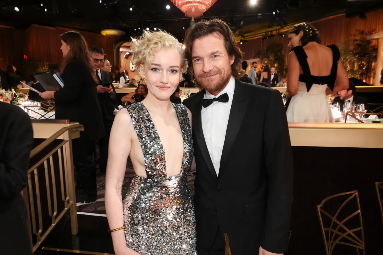 Julia Garner i Jason Bateman