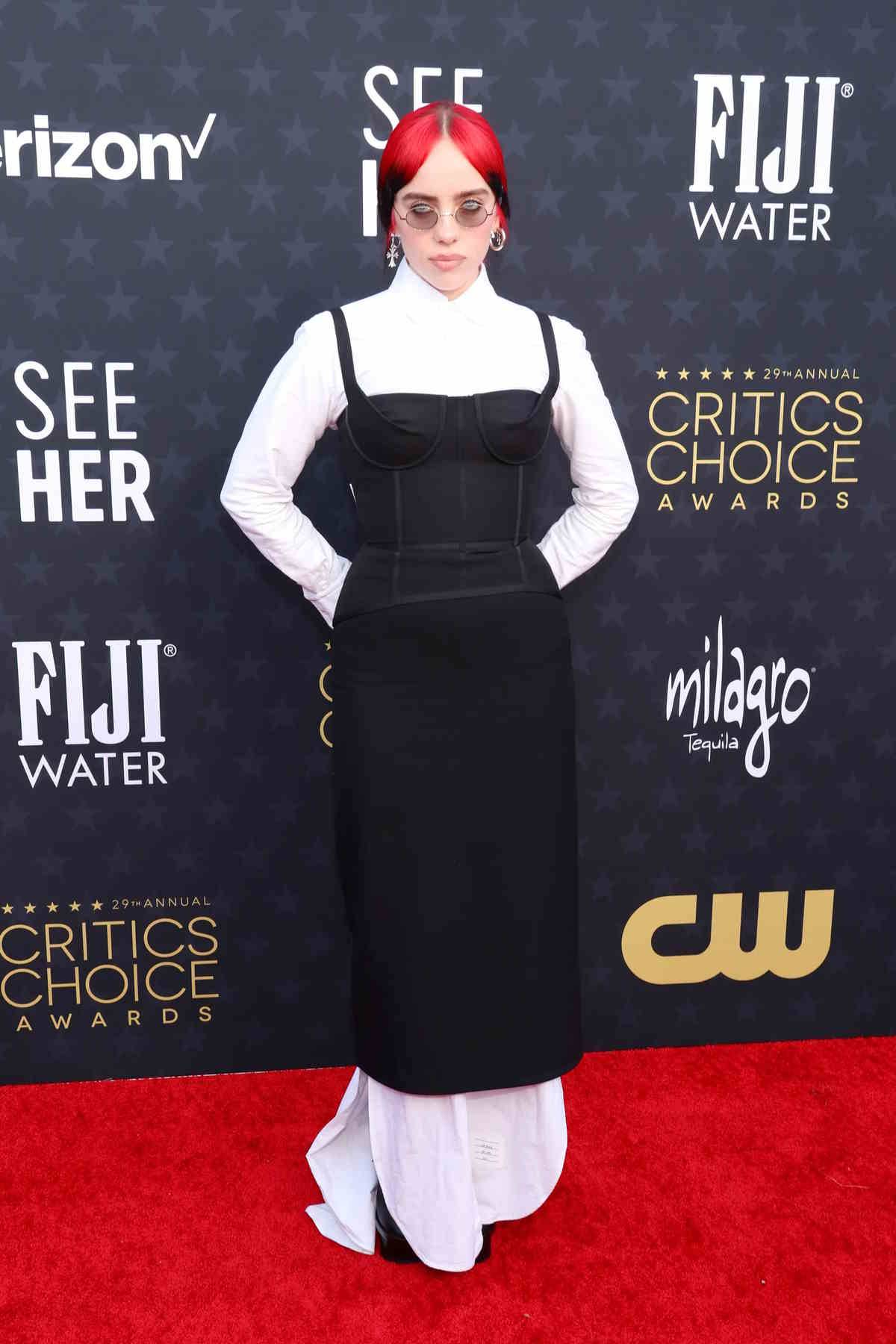 Billie Eilish w czarno-białym looku od Thoma Browne’a
