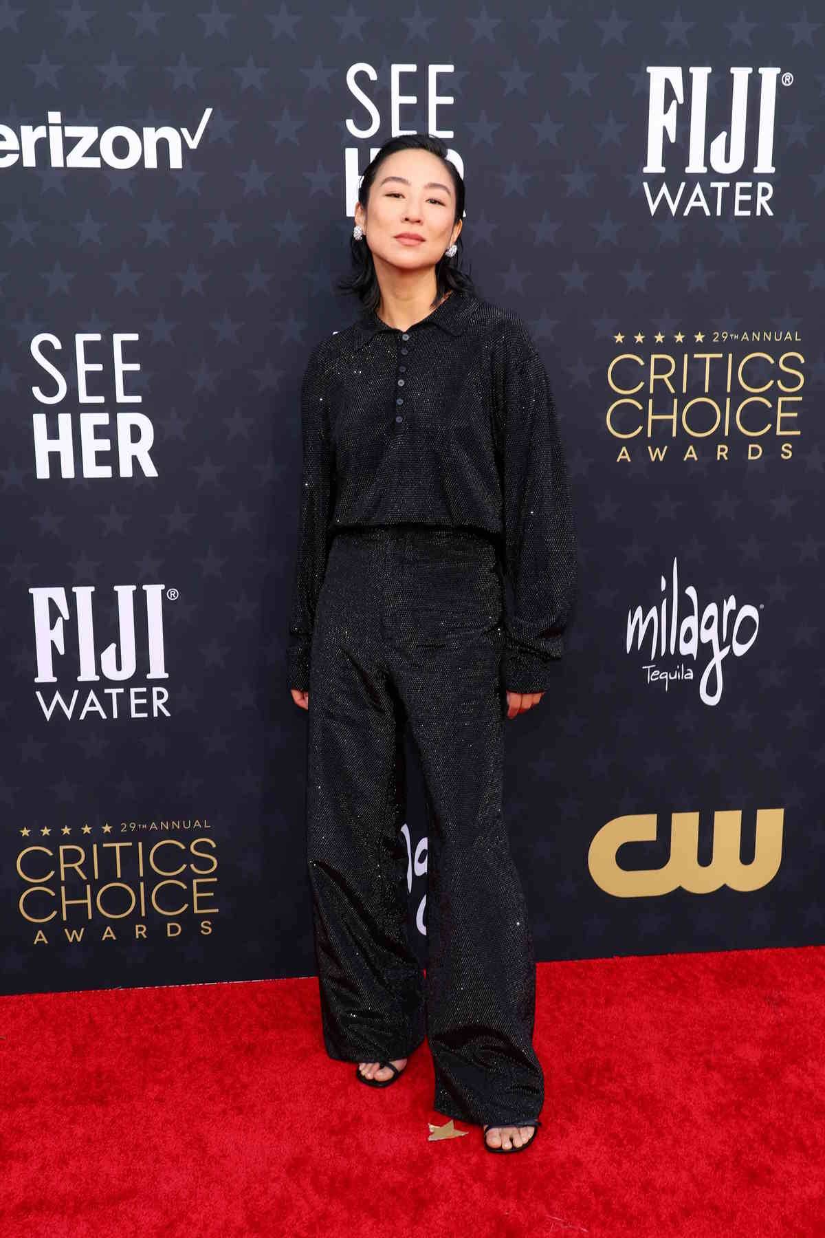 Greta Lee w cekinowym komplecie od Loewe