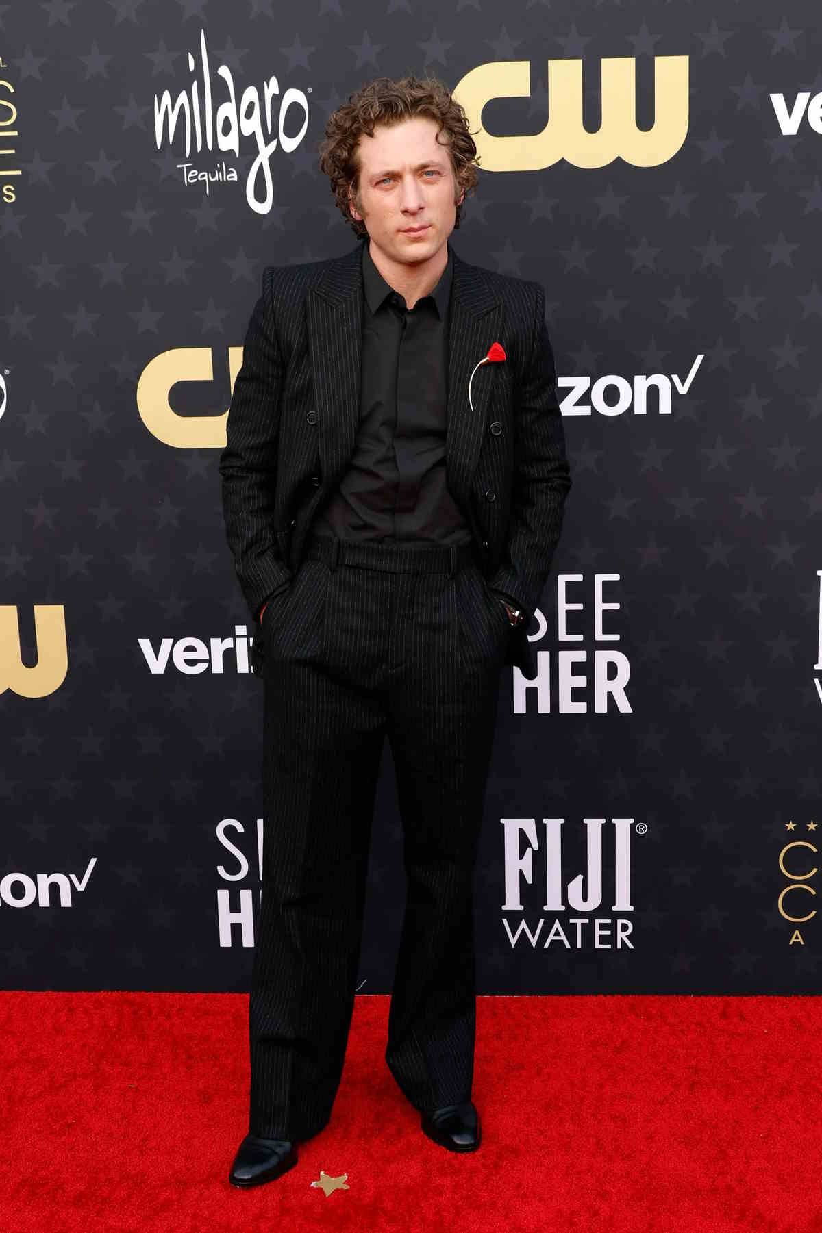 Jeremy Allen White w garniturze od Saint Laurent i broszczce od Tiffany & Co.