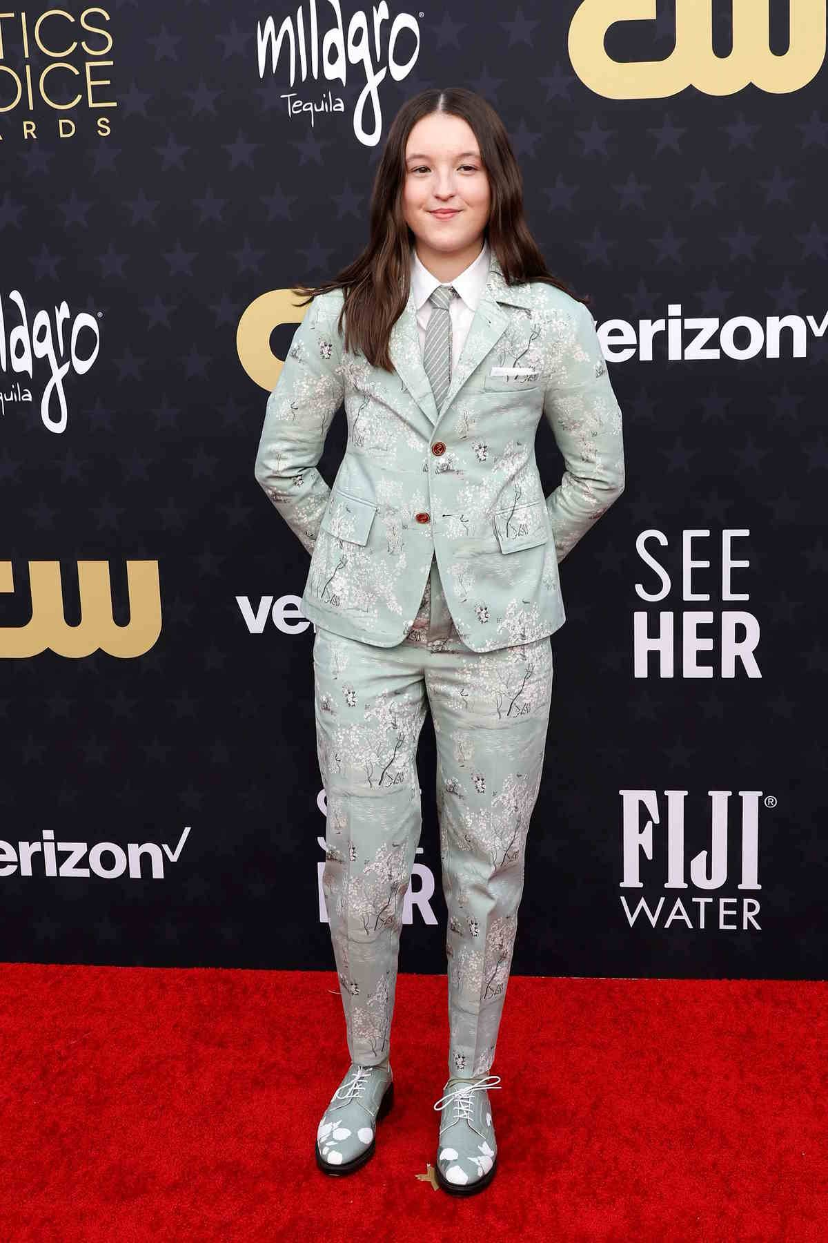 Bella Ramsey w garniturze projektu Thoma Browne’a