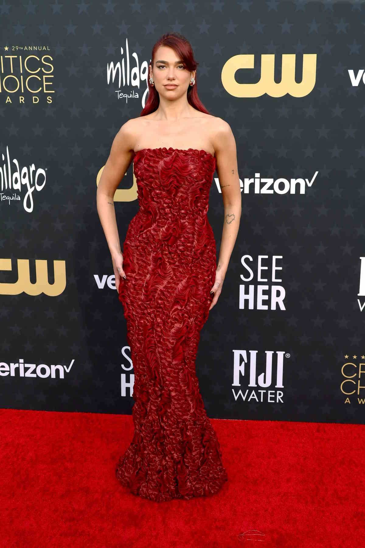 Dua Lipa w burgundowej kreacji od Prady i kolczykach od Tiffany & Co.