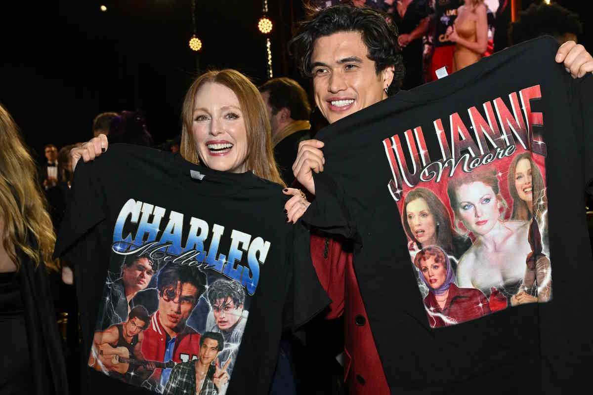 Julianne Moore i Charles Melton