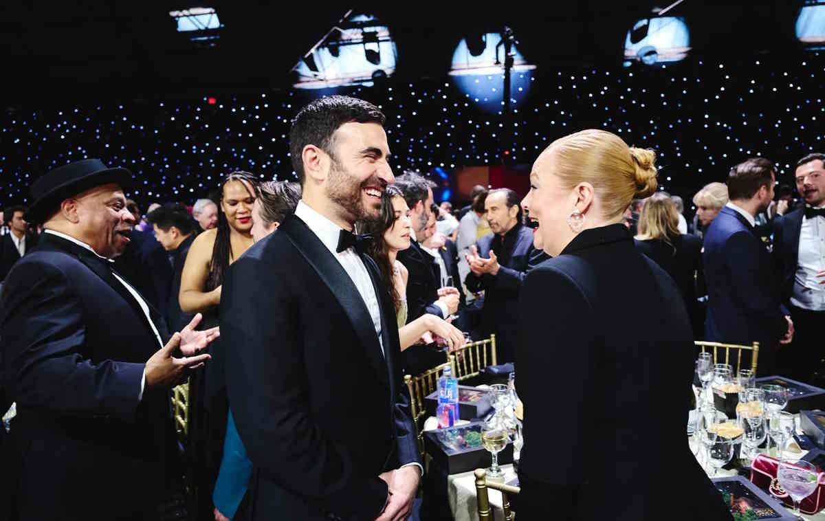 Brett Goldstein i Sarah Snook