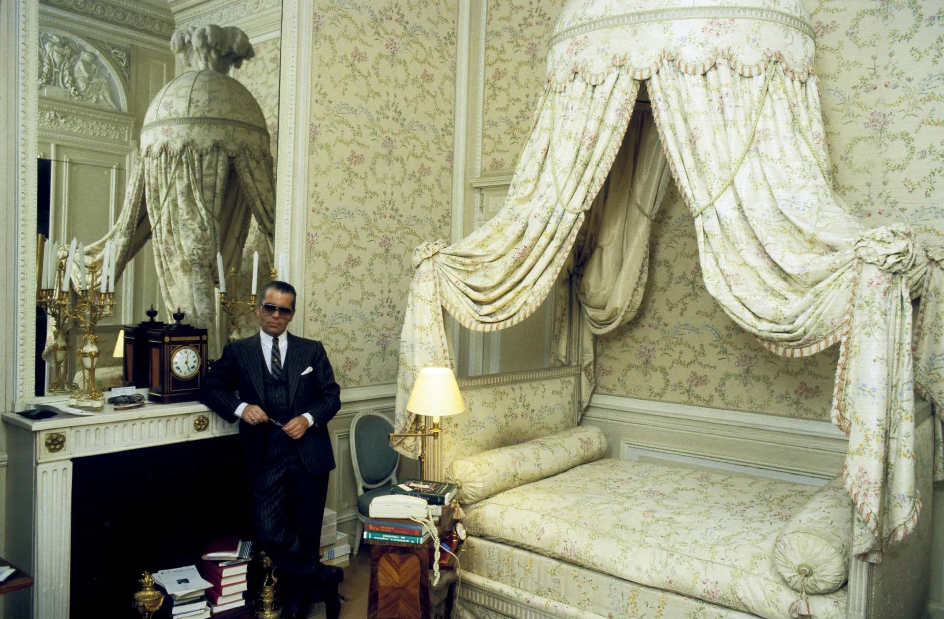 Karl Lagerfeld w sypialni w Villa La Vigie, Roquebrune-Cap-Martin.