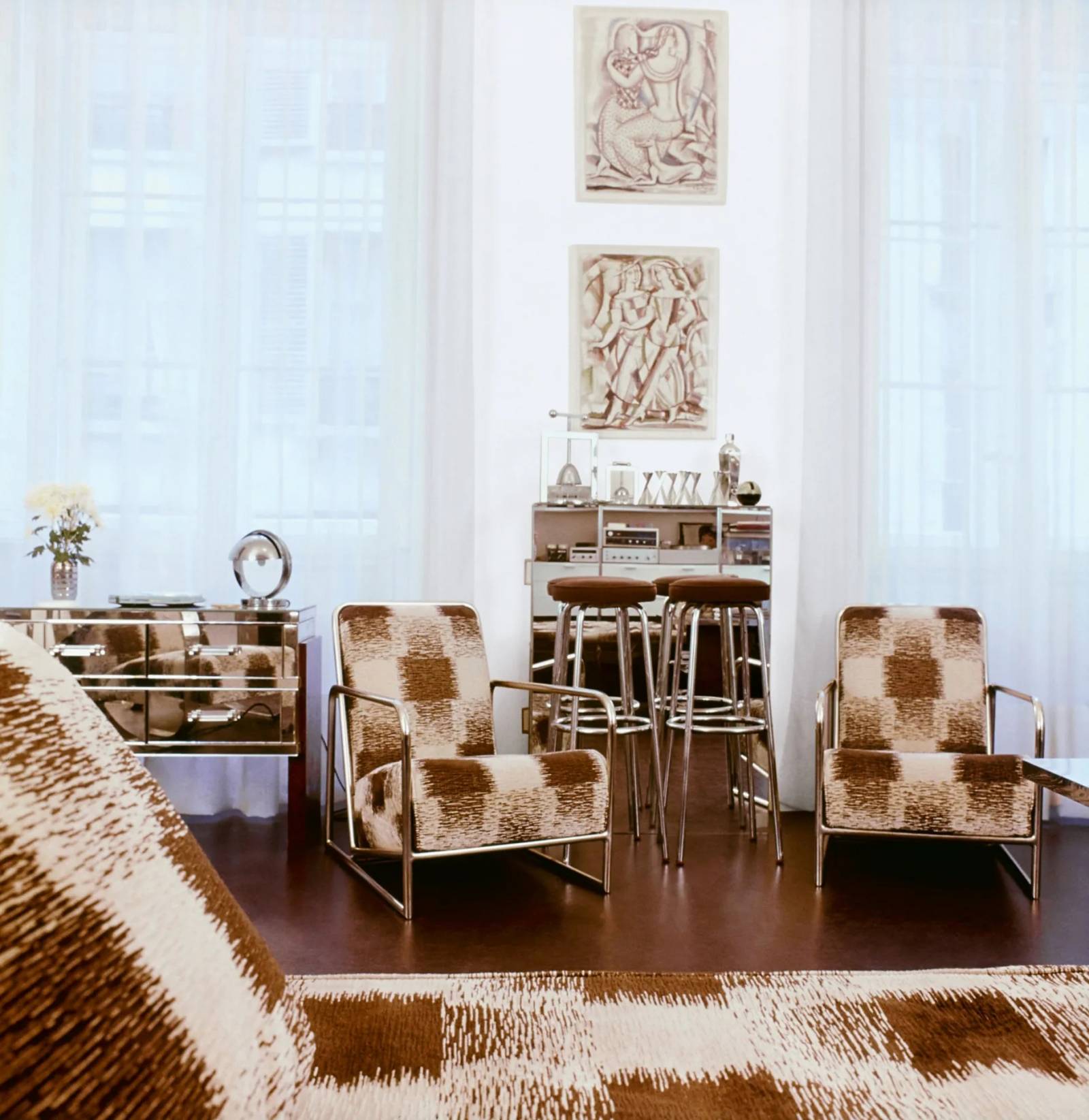 Biuro Karla Lagerfelda w jego paryskim mieszkaniu, gdzie pracował i przyj-mował gości. To zdjęcie zostało pierwotnie opublikowane we wrześniowym wydaniu „Vogue’a” z 1974 roku.