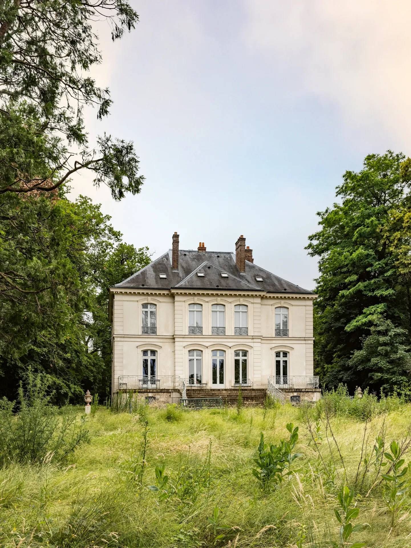 Pavillon de Voisins, który Karl Lagerfeld nazwał Villa Louveciennes, został zbudowany z neoklasyczną fasadą w połowie XIX wieku. Ta wiejska posia-dłość znajdowała się na obrzeżach Paryża.