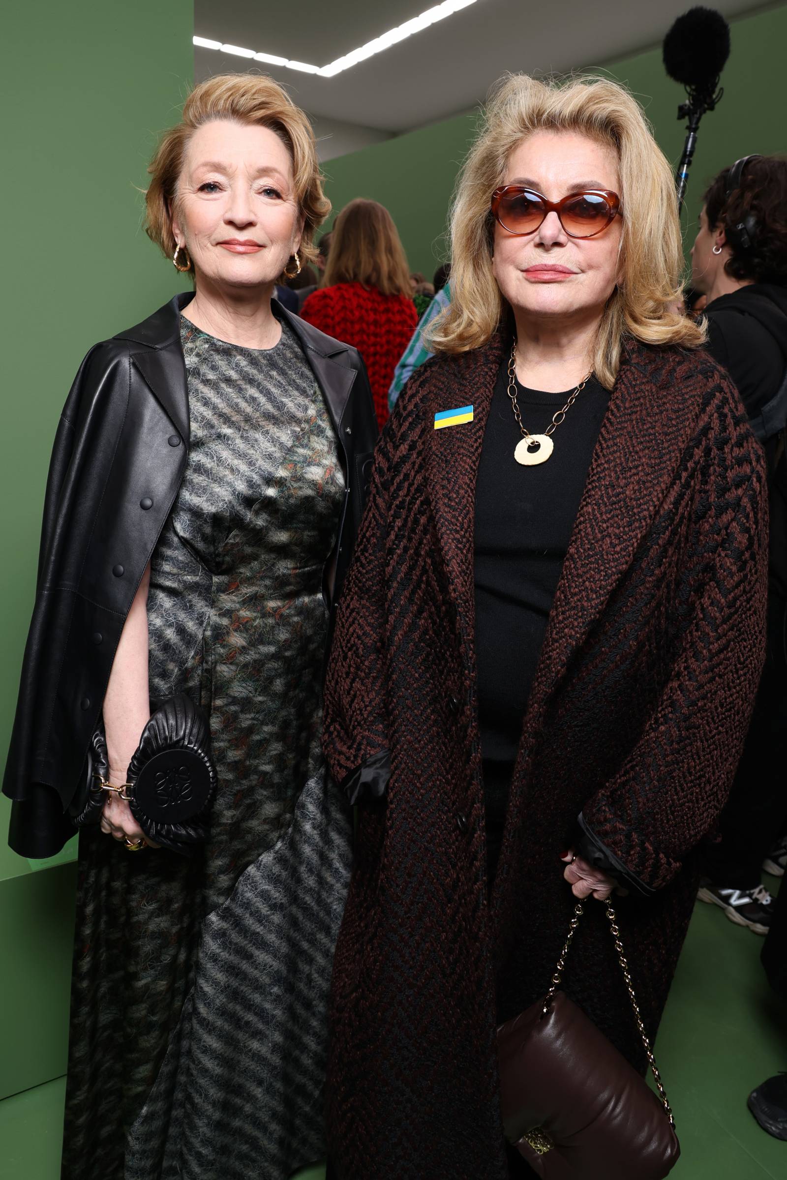 Lesley Manville i Catherine Deneuve na pokazie Loewe jesień-zima 2024-2025