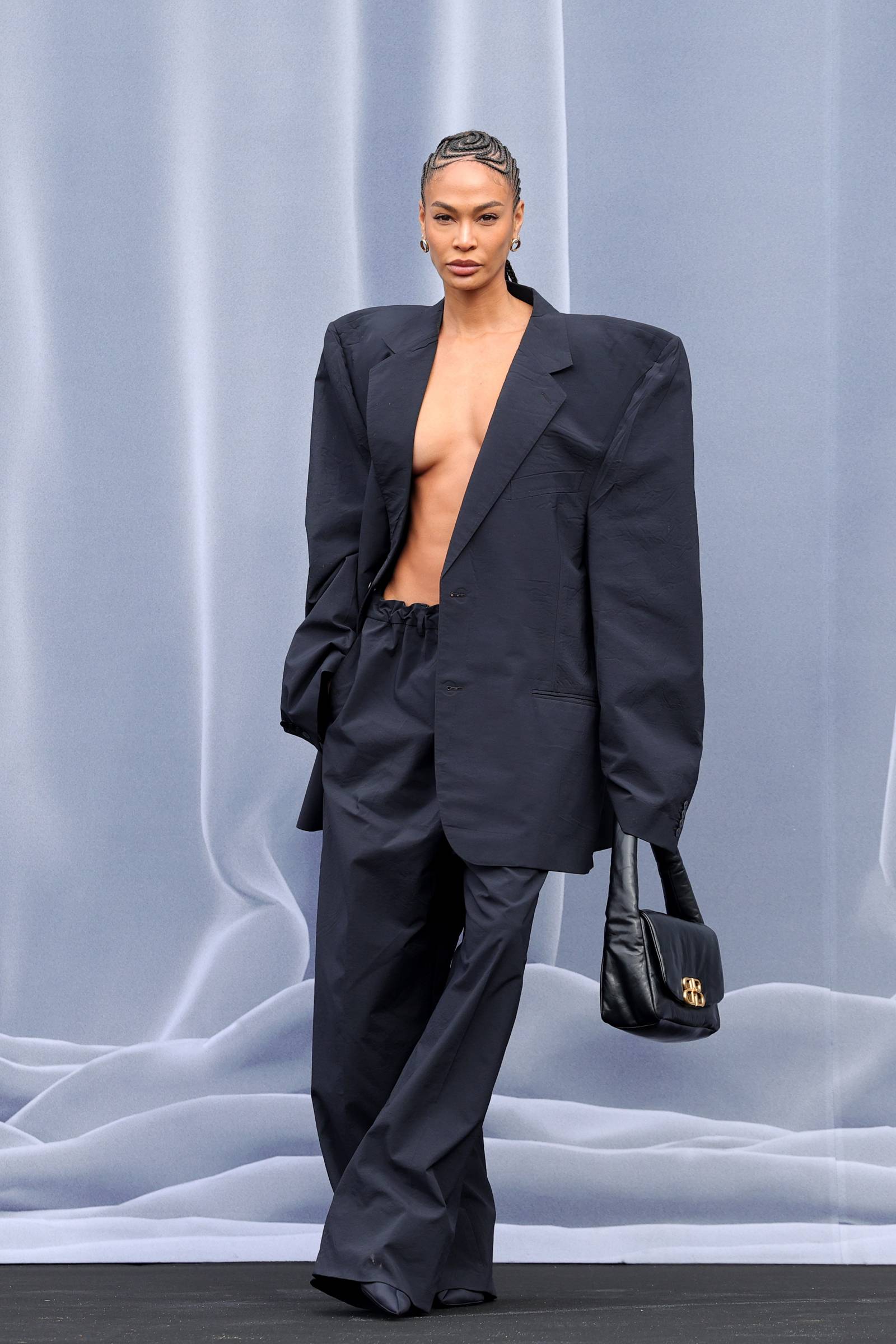 Joan Smalls na pokazie Balenciaga jesień-zima 2024-2025