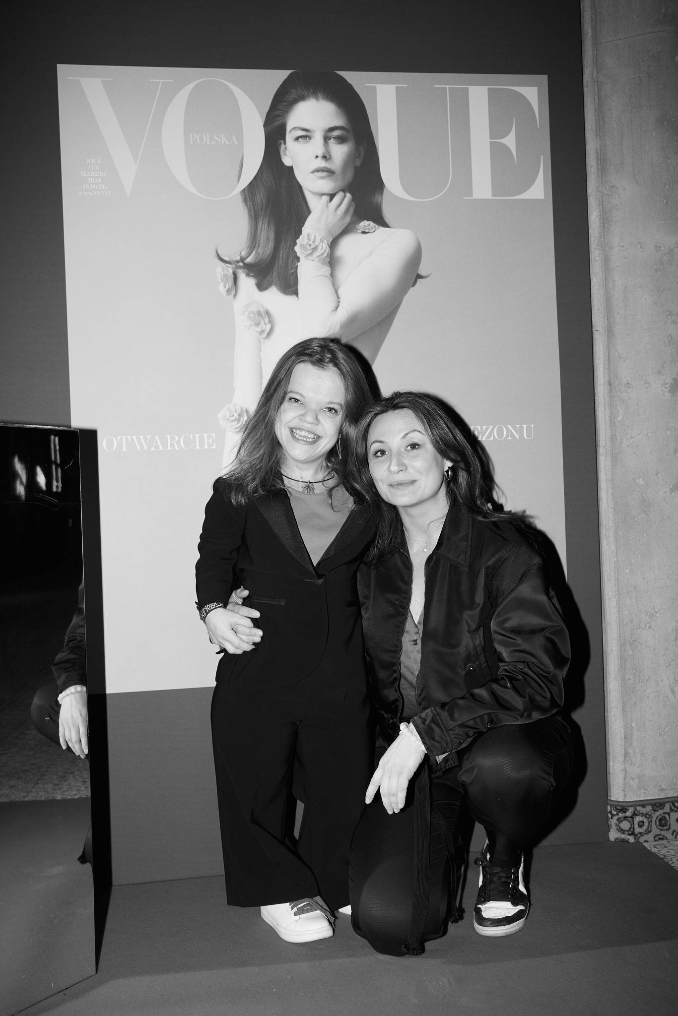 Anna Dzieduszycka na tle marcowej okładki magazynu „Vogue Polska”