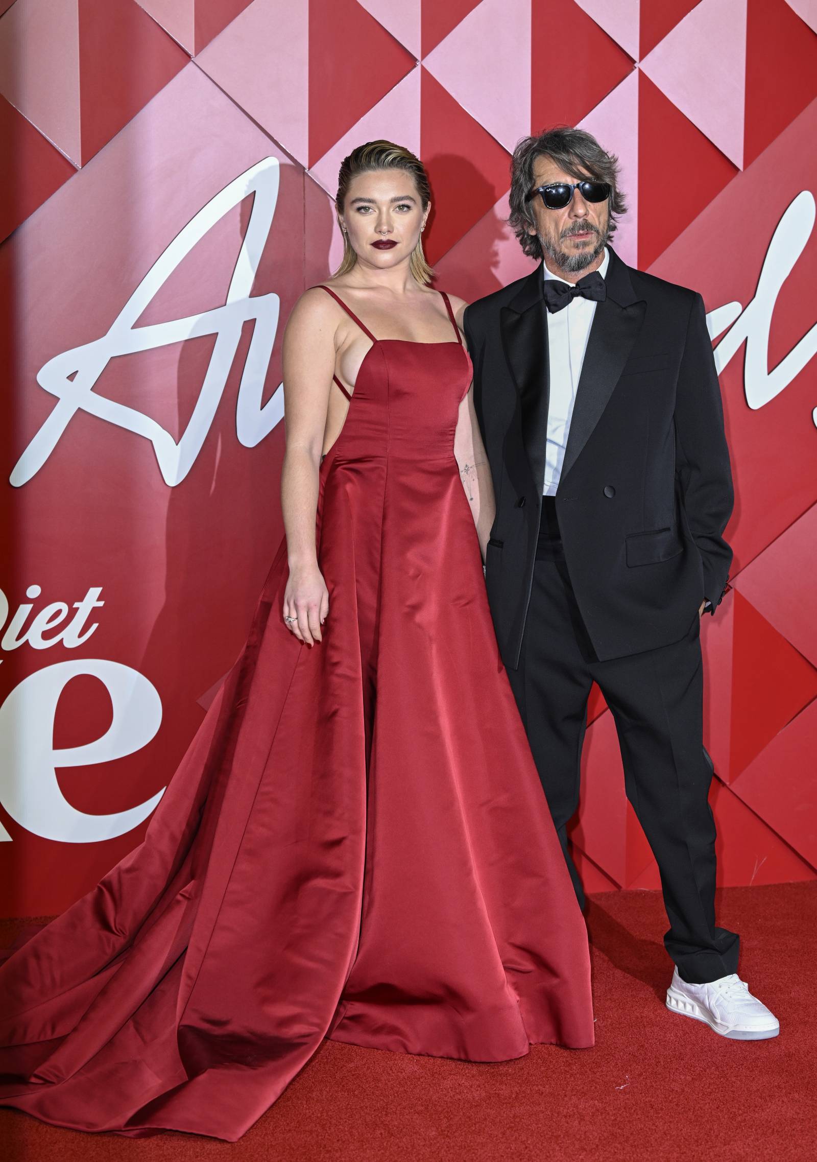 Florence Pugh i Pierpaolo Piccioli podczas rozdania Fashion Awards 2022. Aktorka wręczyła swojemu przyjacielowi statuetkę dla Projektanta Roku