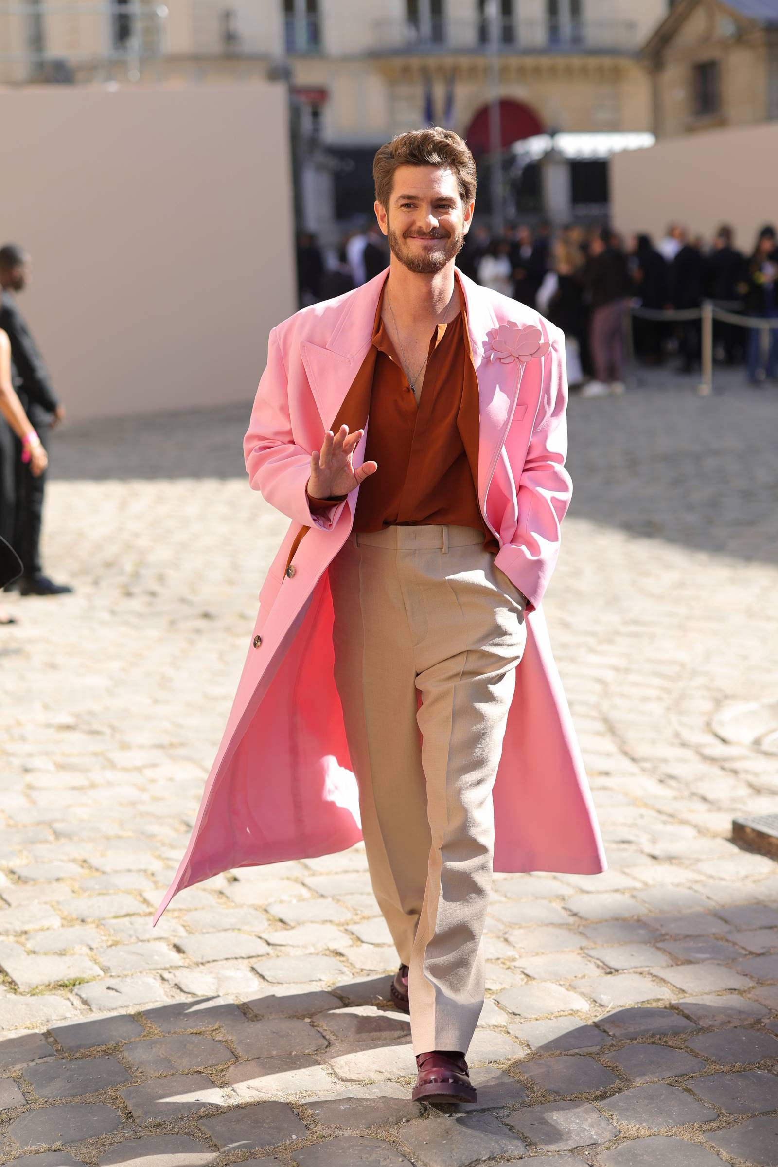 Andrew Garfield w Paryżu podczas prezentacji kolekcji Pierpaolo Picciolego dla Valentino w październiku 2023 roku