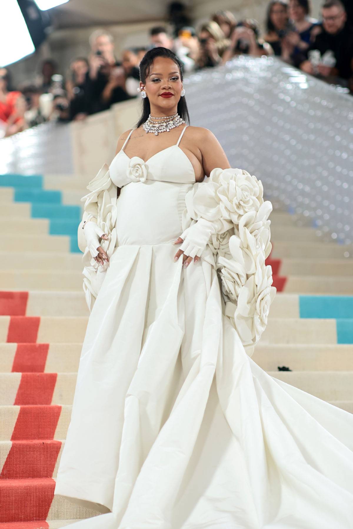 Rihanna podczas MET Gali w 2023 roku w białej kreacji projektu Pierpaolo Picciolego dla Valentino