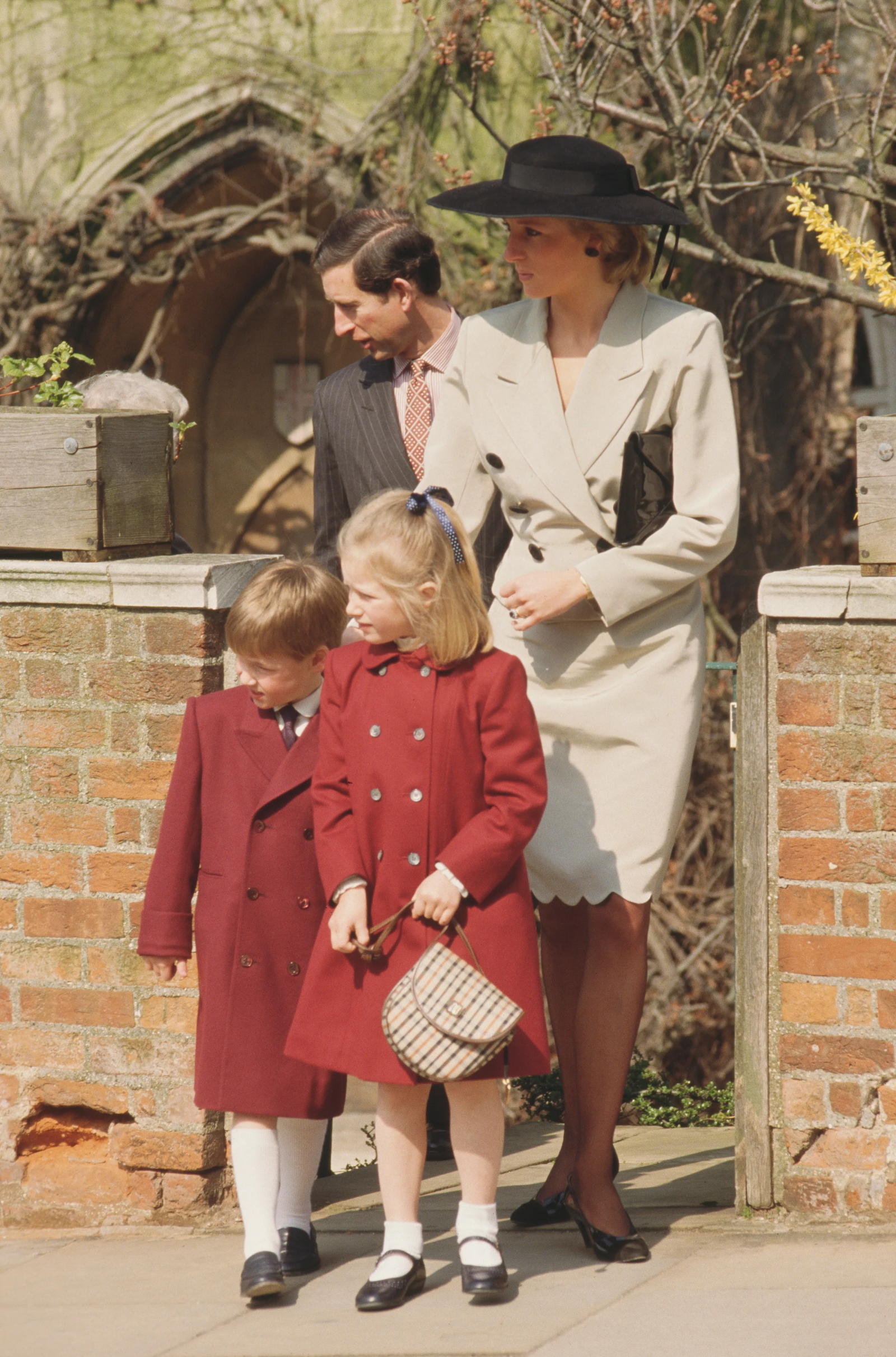 Książę Karol, księżna Diana, mały książę William i lady Zara Phillips po nabożeństwie wielkanocnym w kaplicy św. Jerzego w kwietniu 1988 r.