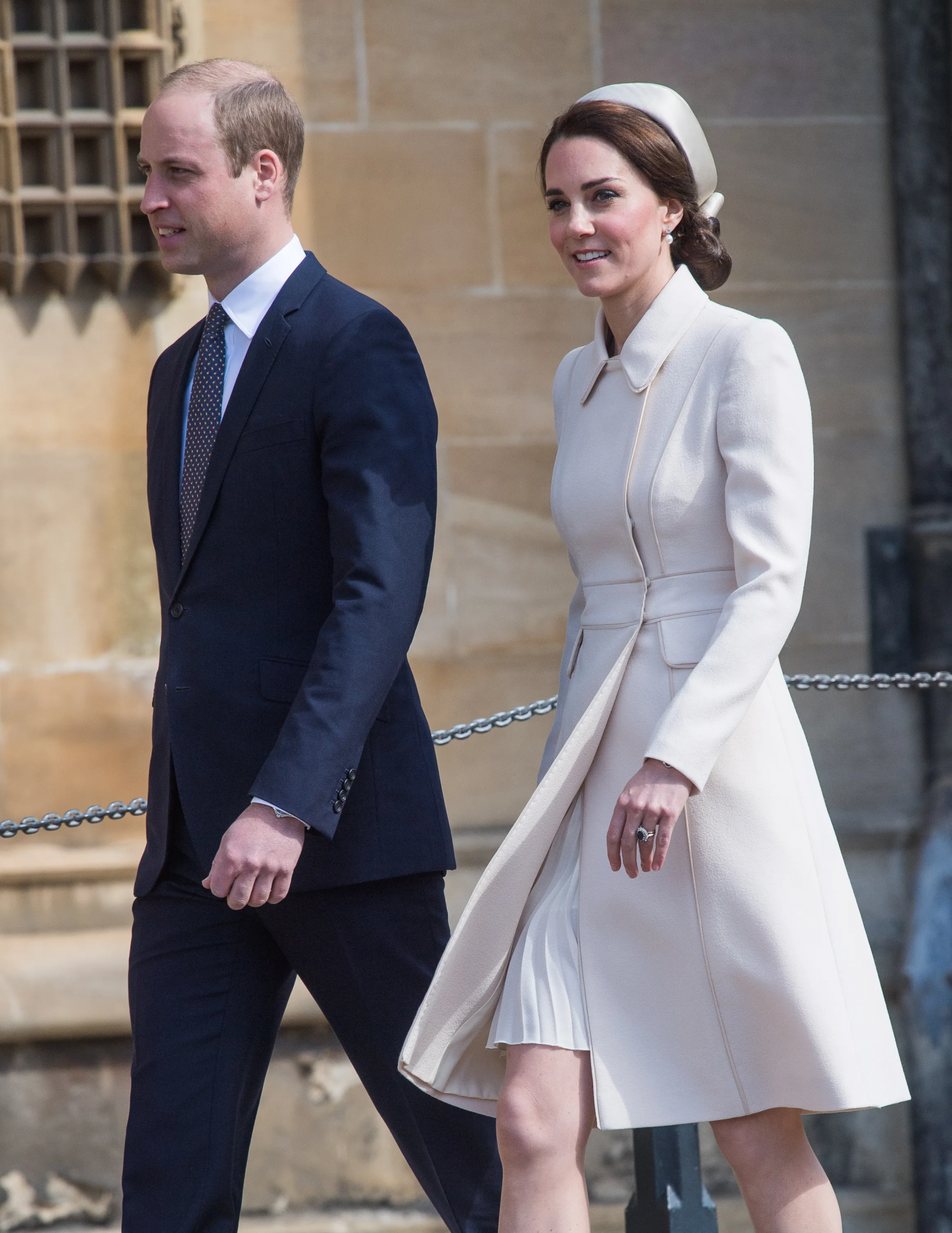 Kate Middleton w kremowym płaszczu marki Catherine Walker w 2017 r.