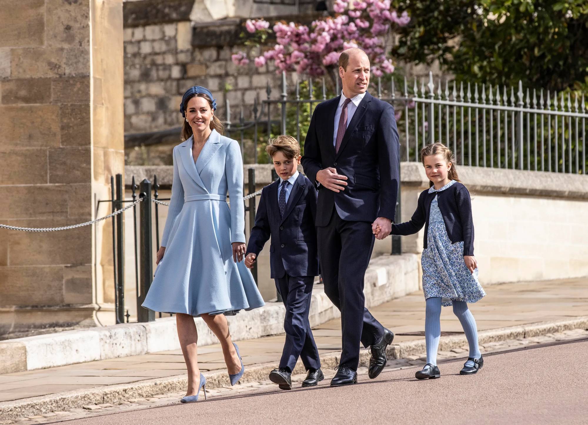 Kate Middleton, książę George, książę William i księżniczka Charlotte podczas Wielkanocy 2022 r. Middleton miała na sobie suknię o fasonie płaszcza Emilii Wickstead.