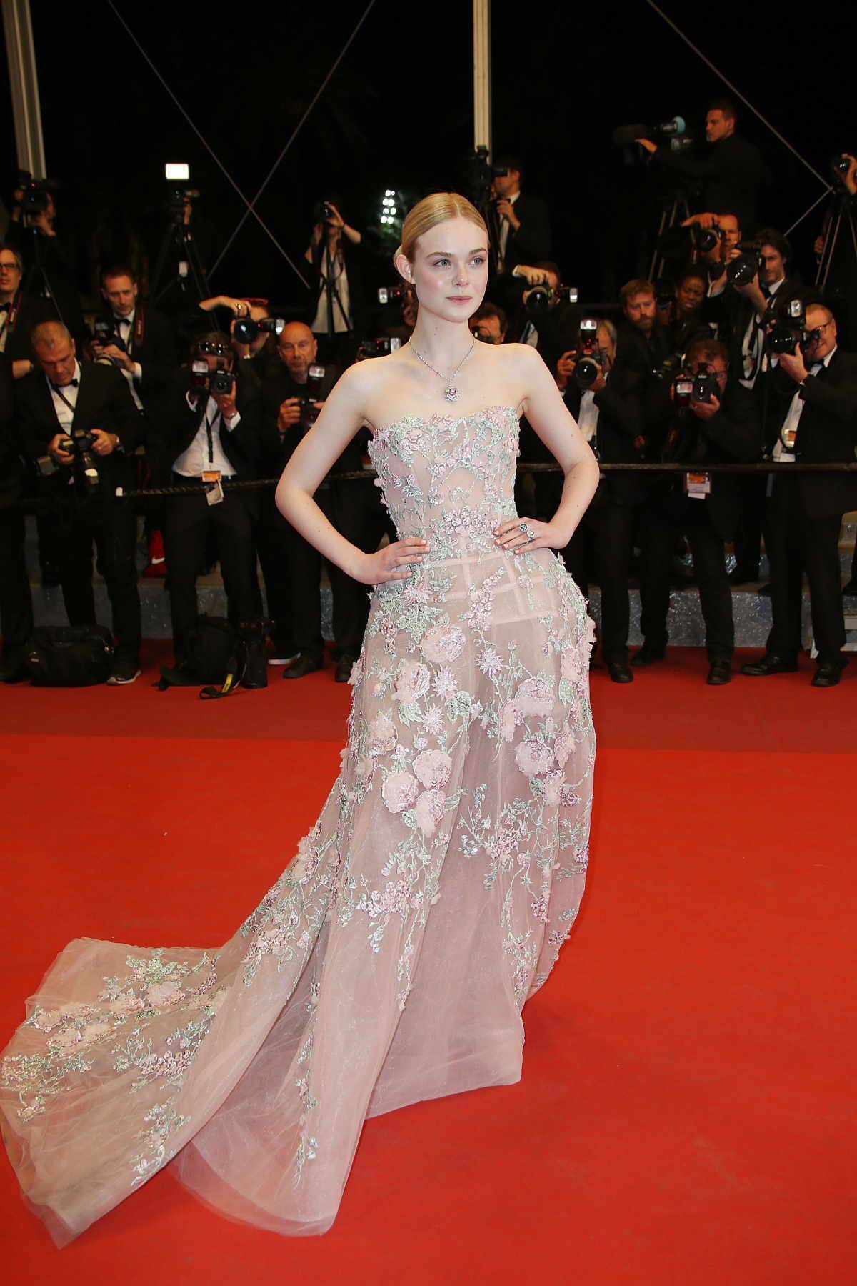 Elle Fanning na premierze „Neon Demon” podczas 69. Festiwalu Filmowego w Cannes