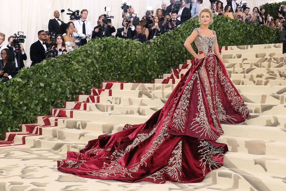 W rozłożystej kreacji Versace i boskiej aureoli, MET Gala 2018