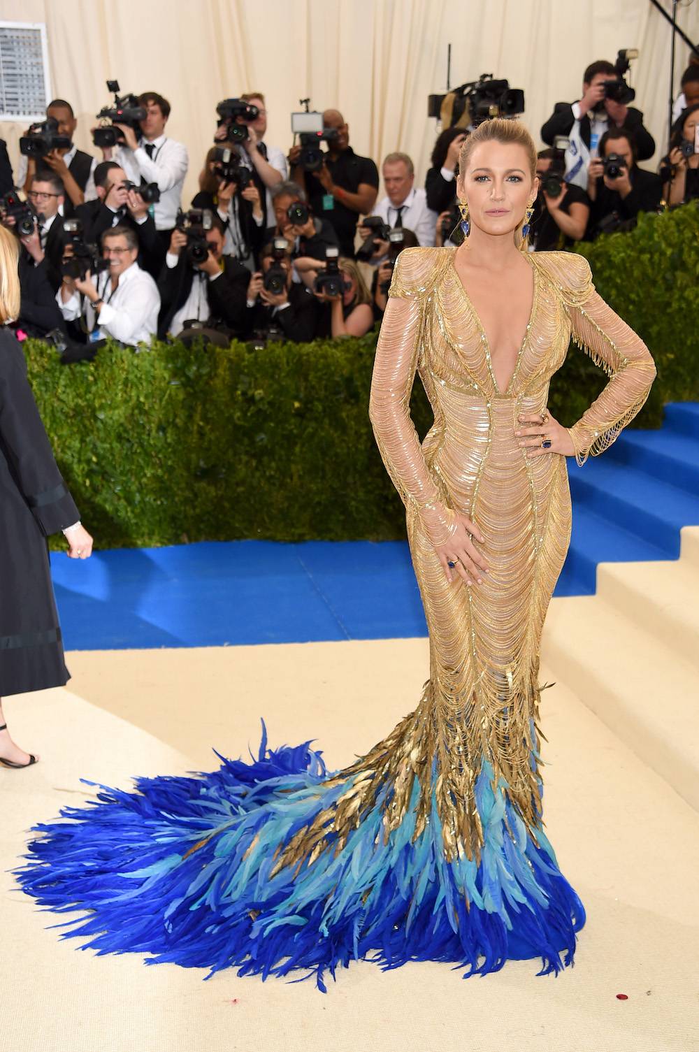 W złocistej syreniej sukni z atelier Versace, MET Gala 2017