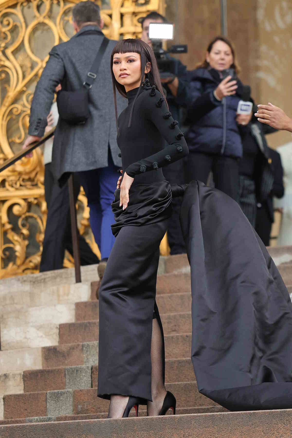 Na pokazie Schiaparelli podczas tygodnia mody haute couture w Paryżu