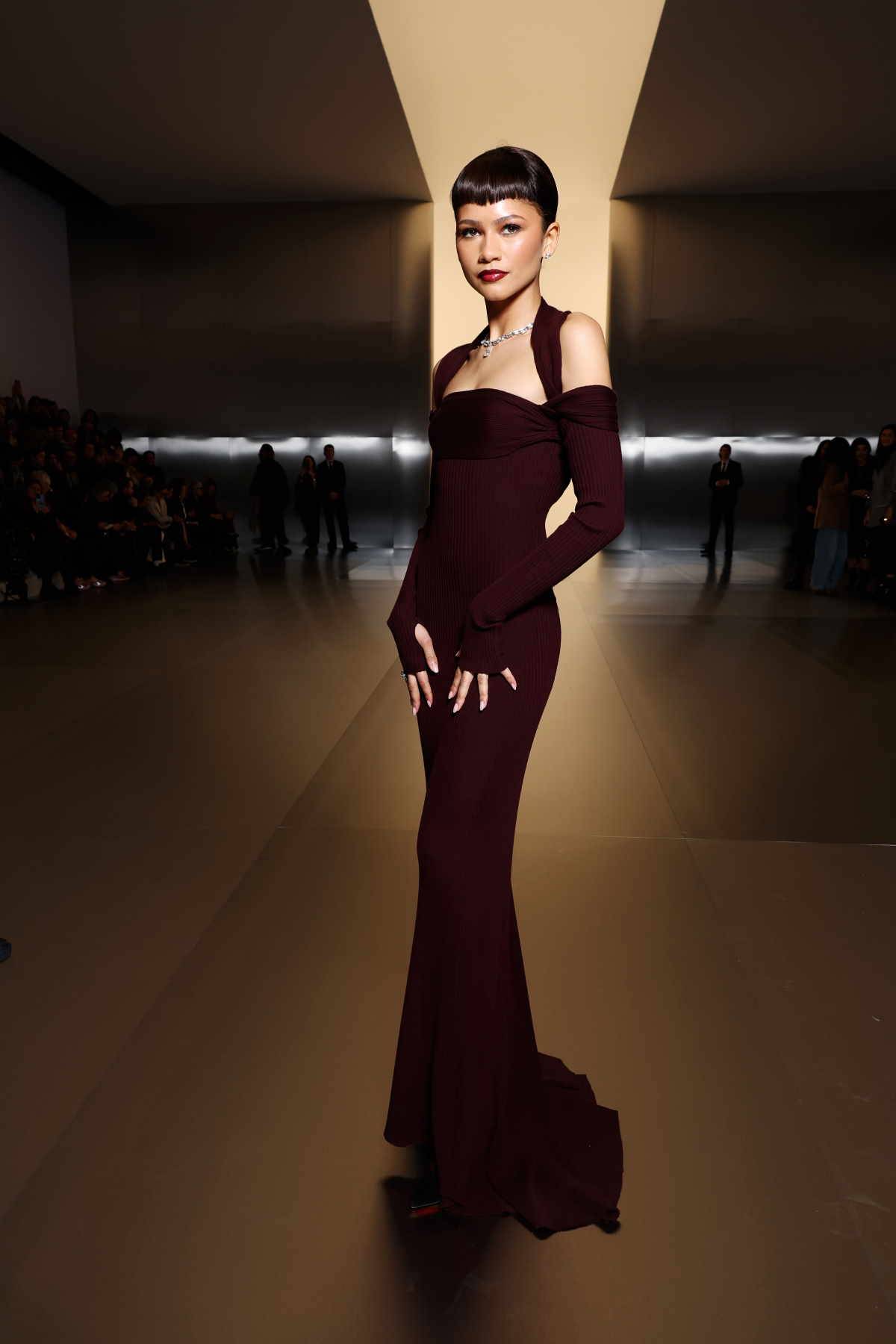 W sukni Fendi na pokazie haute couture Fendi w Paryżu 