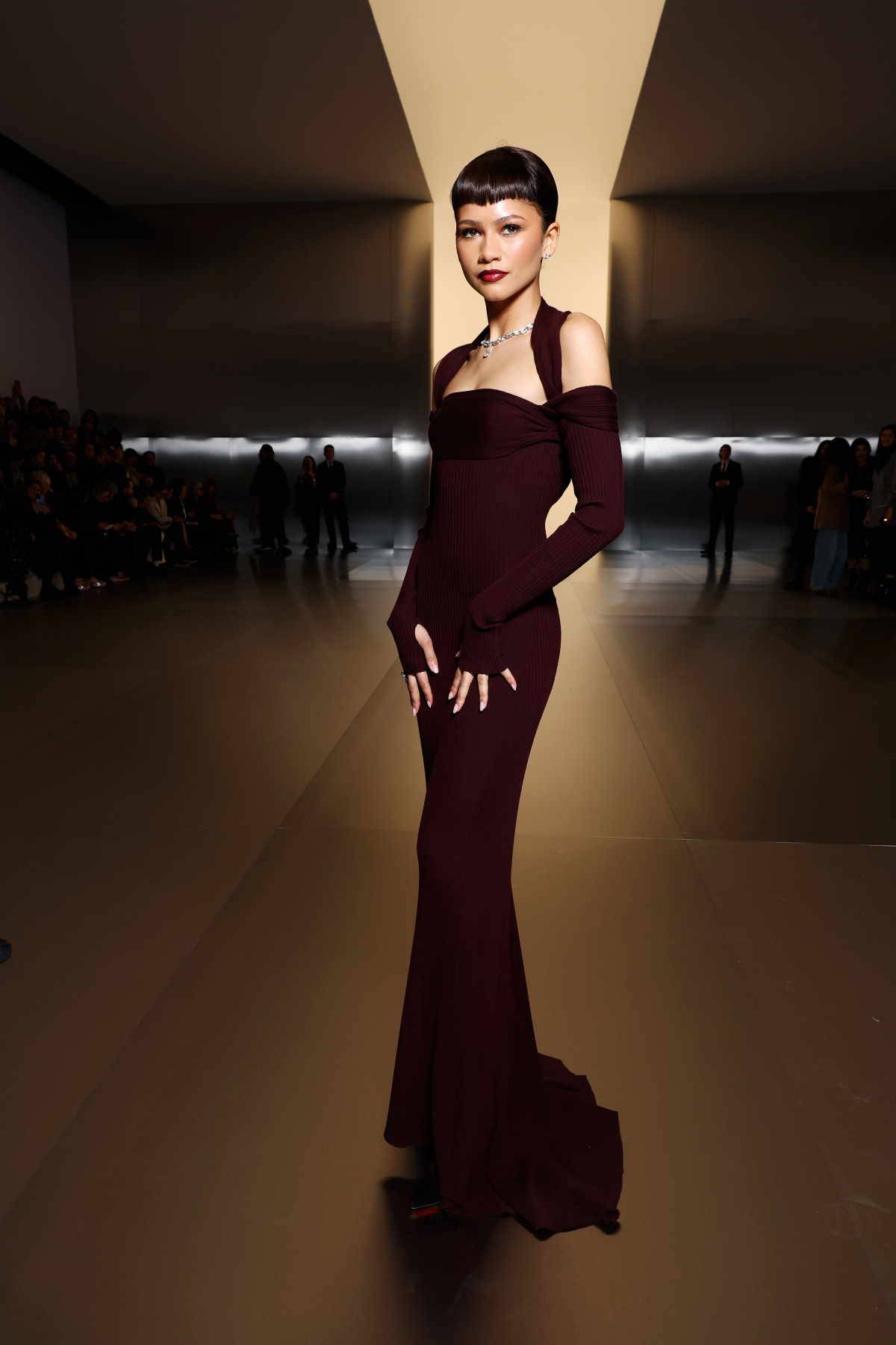 W sukni Fendi na pokazie haute couture Fendi w Paryżu