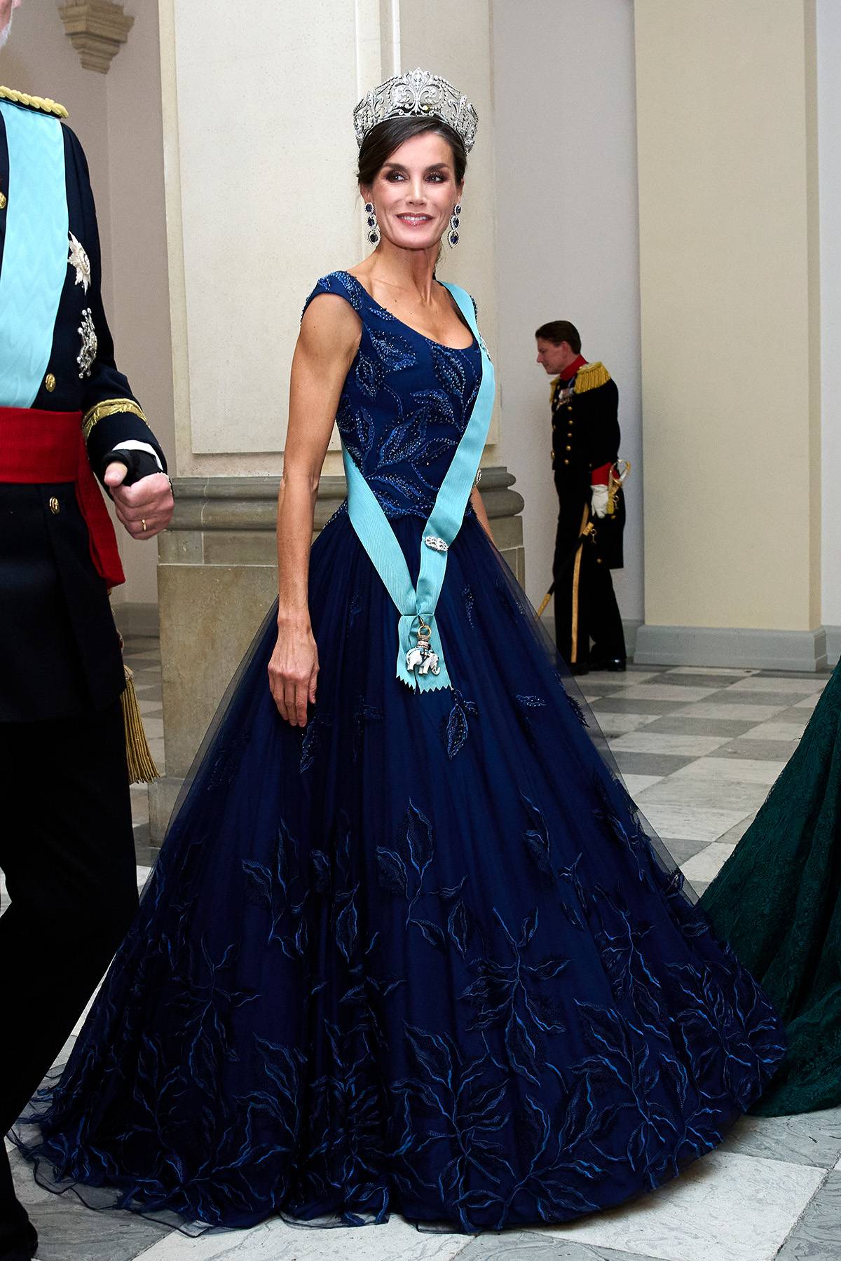 Królowa Letycja w balowej granatowej sukni Felipe Varela