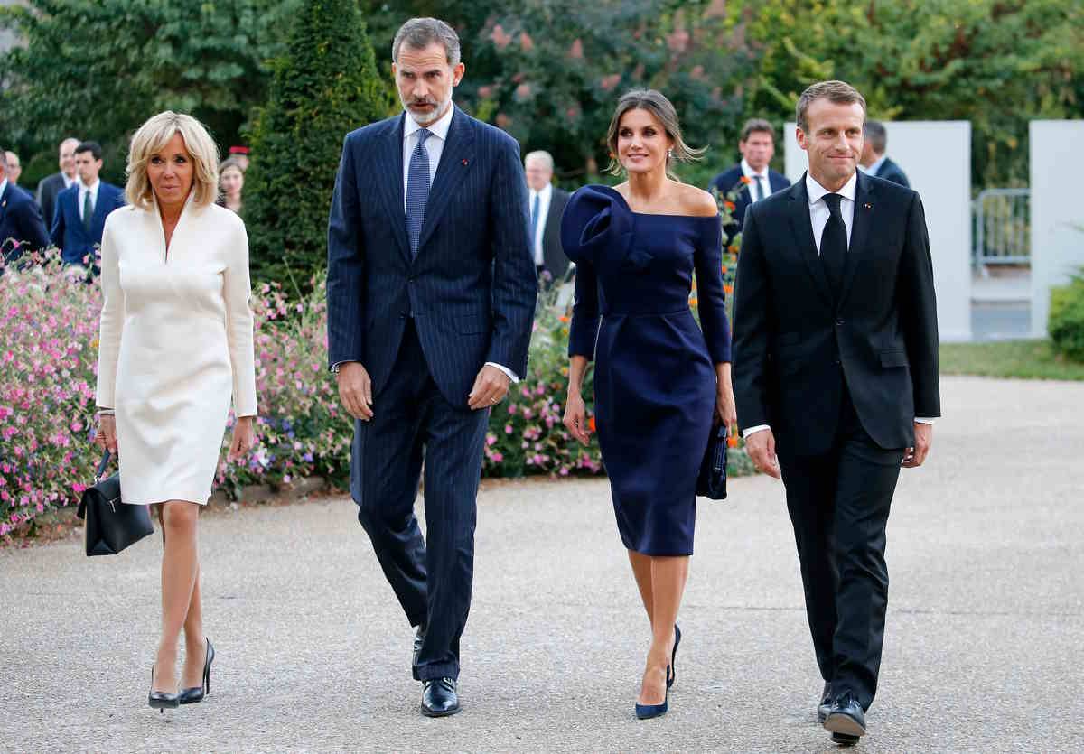 Królowa Letycja w sukni na jedno ramię marki Delpozo