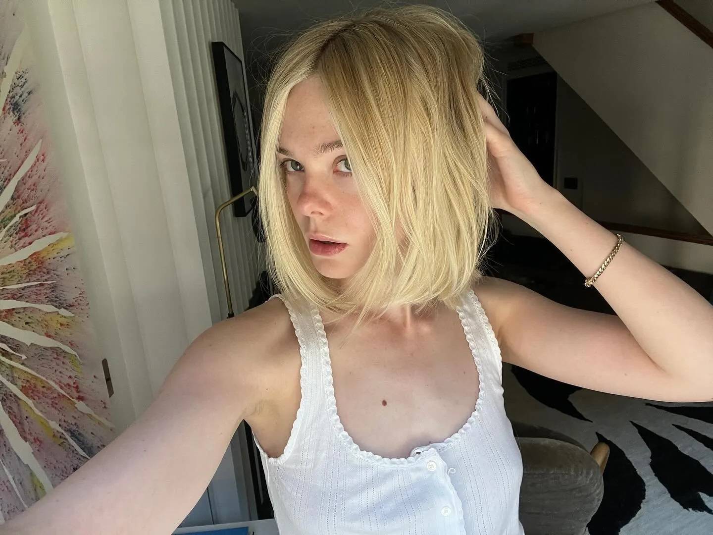 Elle Fanning w blond bobie