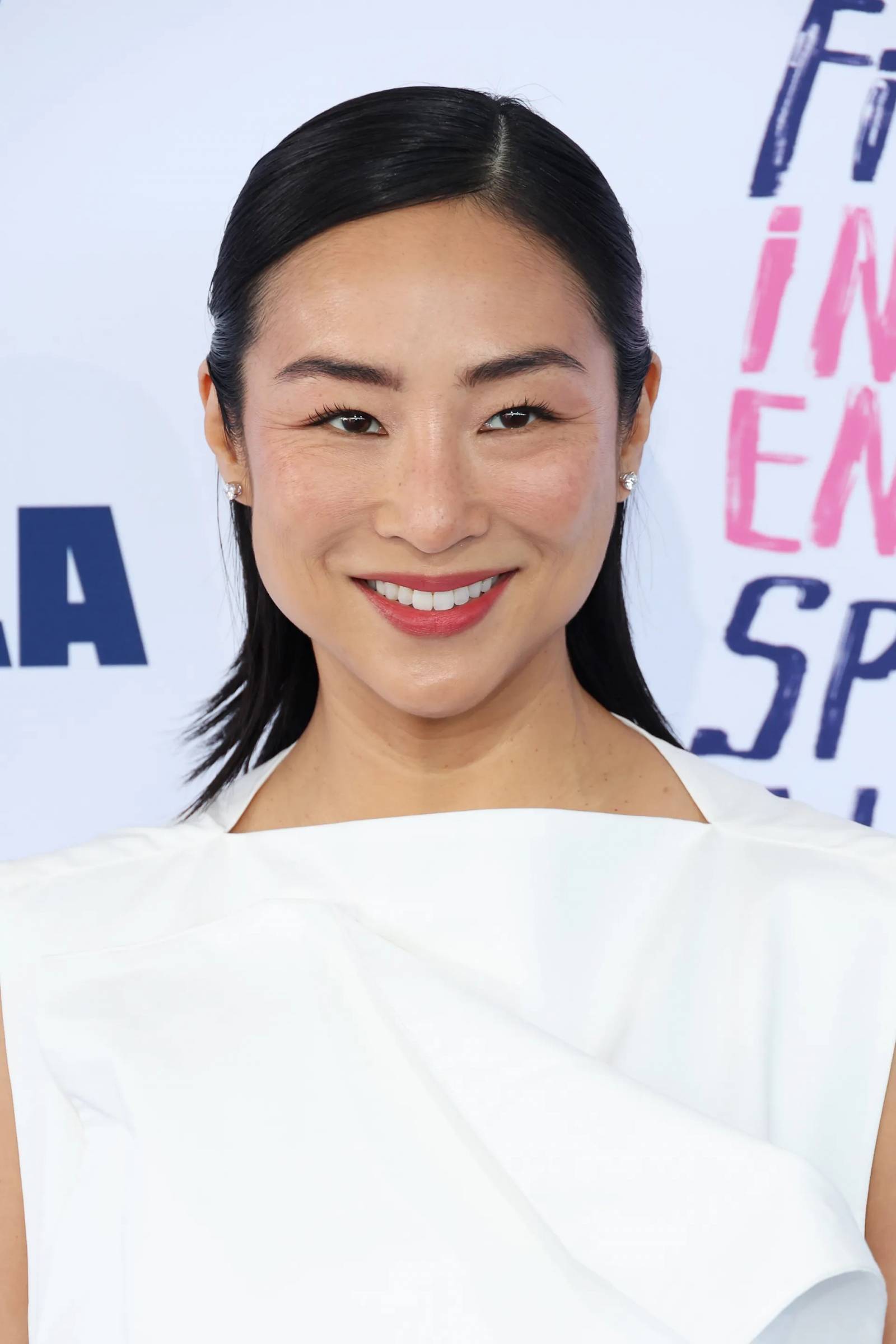 Greta Lee w bobie z pocieniowanymi końcówkami