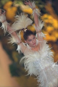 Yves Saint Laurent, Haute-Couture Wiosna/Lato 2000, (Fot. Getty Images)