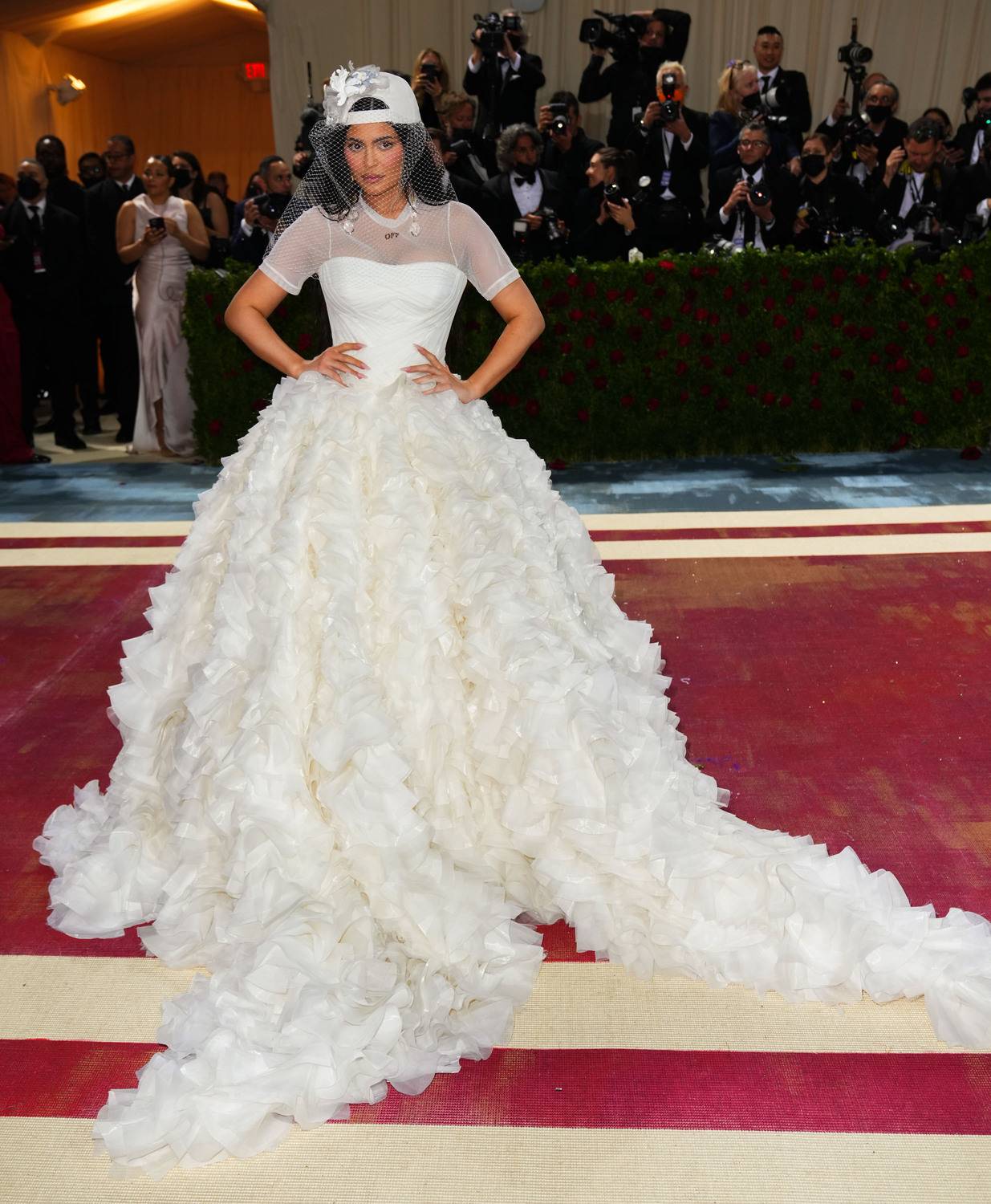 W 2022 roku Kylie Jenner założyła suknię Off-White na MET Galę.