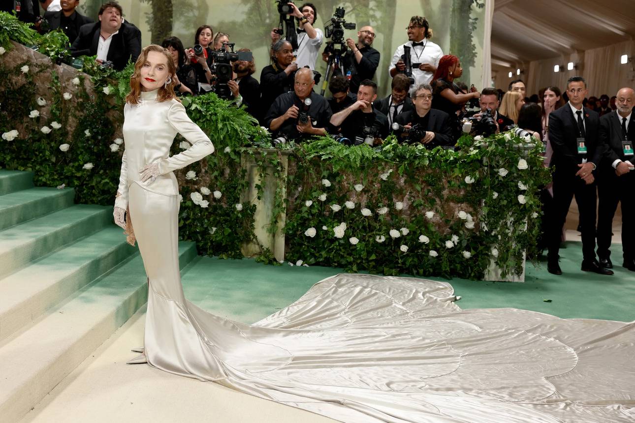 Isabelle Huppert w sukni Balenciagi