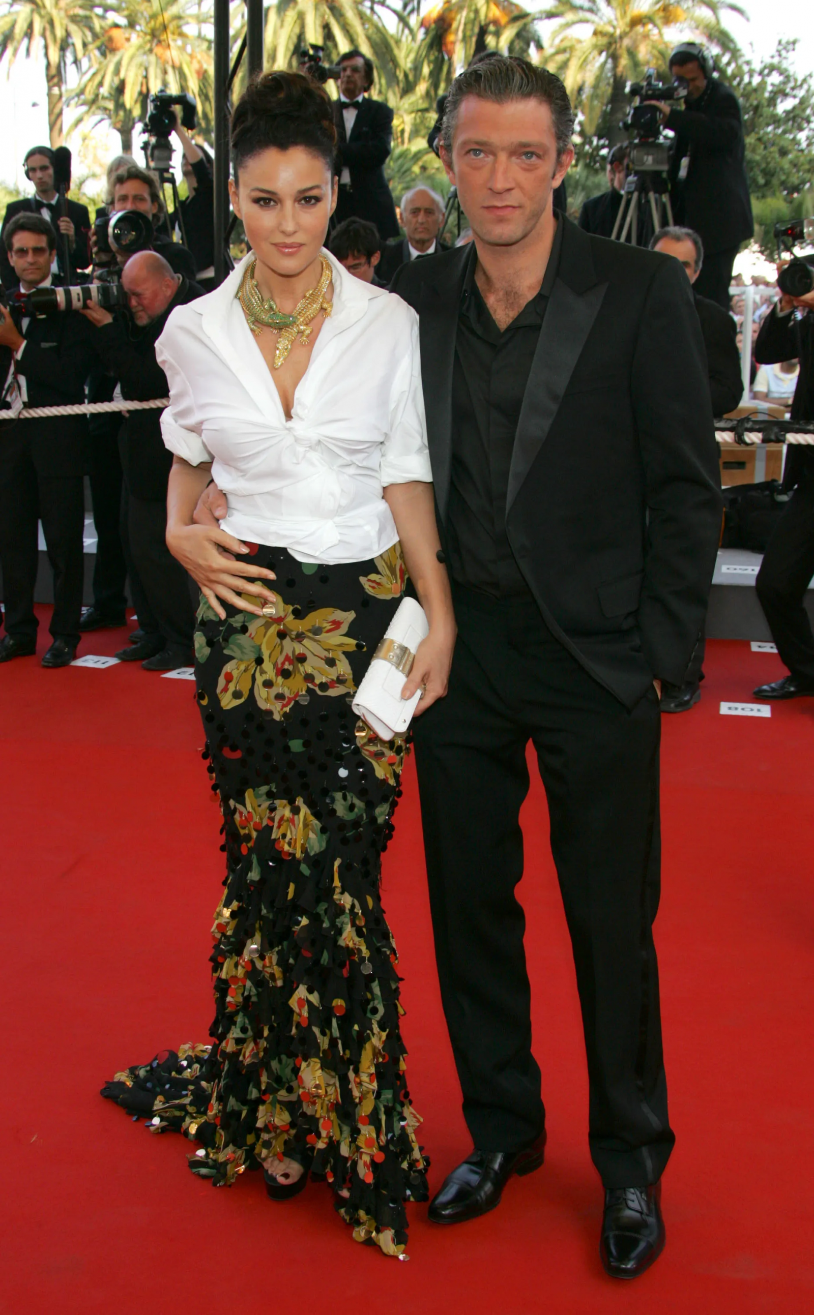 Monica Bellucci w kolorowej spódnicy, białej koszuli i naszyjniku od Cartiera z Vincentem Casselem w 2006 roku