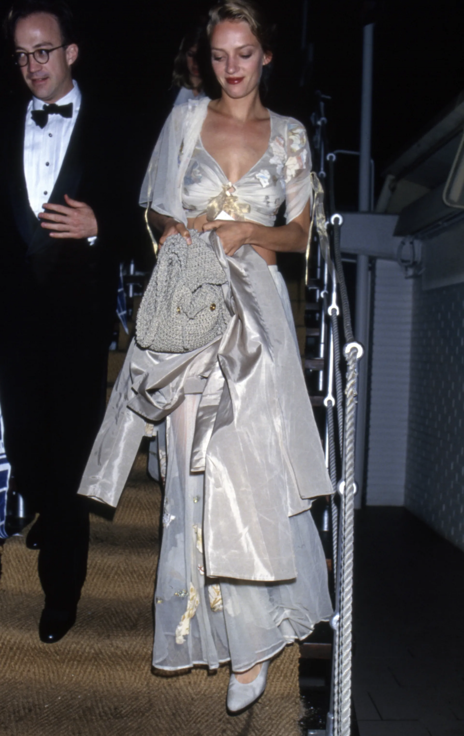 Stylowa Uma Thurman w crop topie w kwiaty i dopasowanej do nie-go satynowej spódnicy na premierze „Pulp Fiction” (1994 rok). 