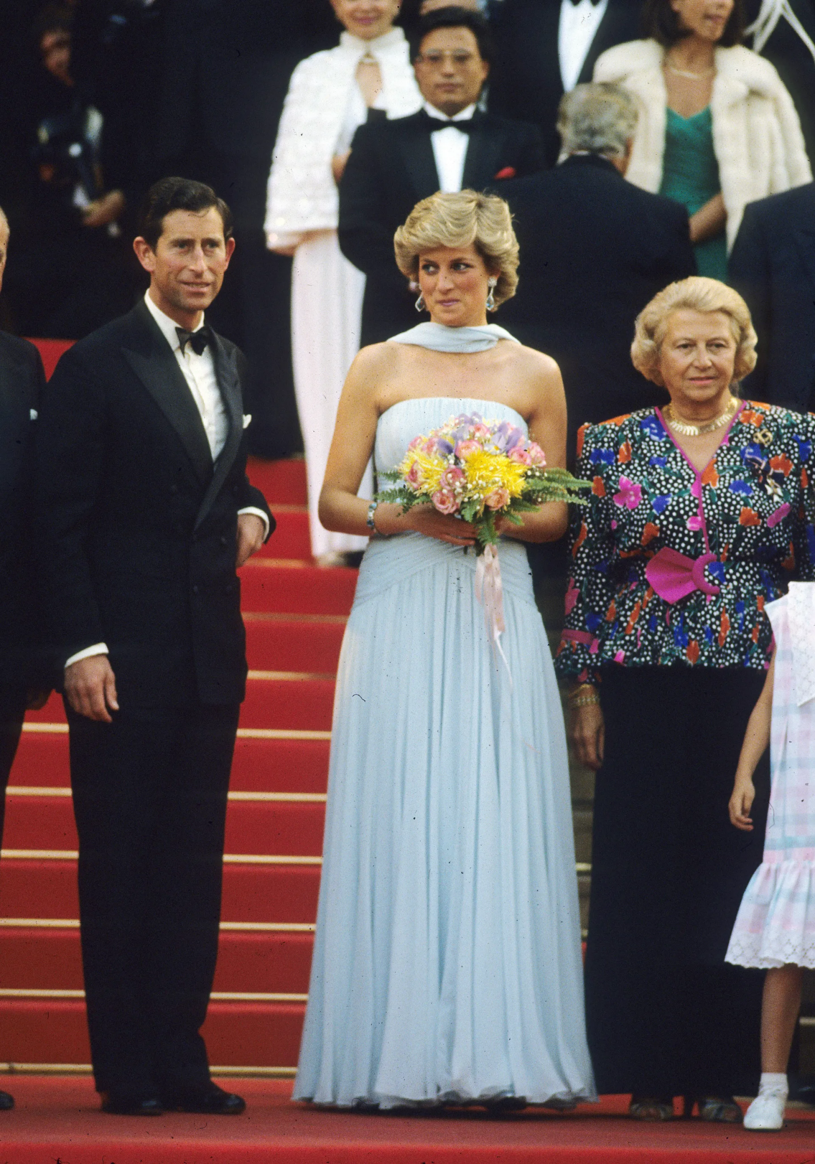 Książę Karol i księżna Diana – ubrana w suknię od Catherine Walker – biorą udział w wydarzeniu na cześć sir Aleca Guinnessa w 1987 roku.
