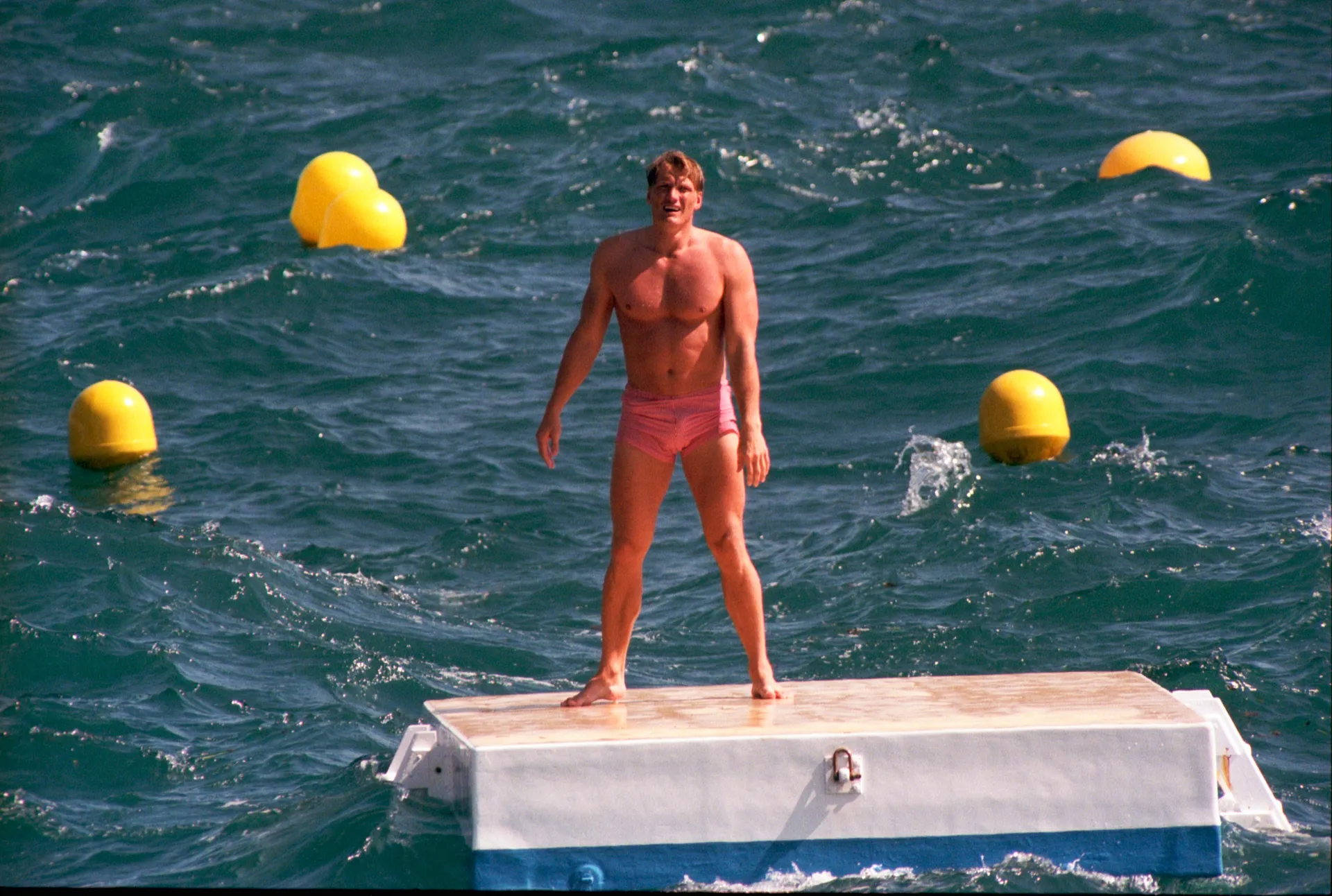 Będąc na najbardziej prestiżowym festiwalu filmowym ze wszystkich, dawny rywal Rocky’ego Balboa Dolph Lundgren od hotelowej siłow-ni wolał trening na pływakach (1994 rok)